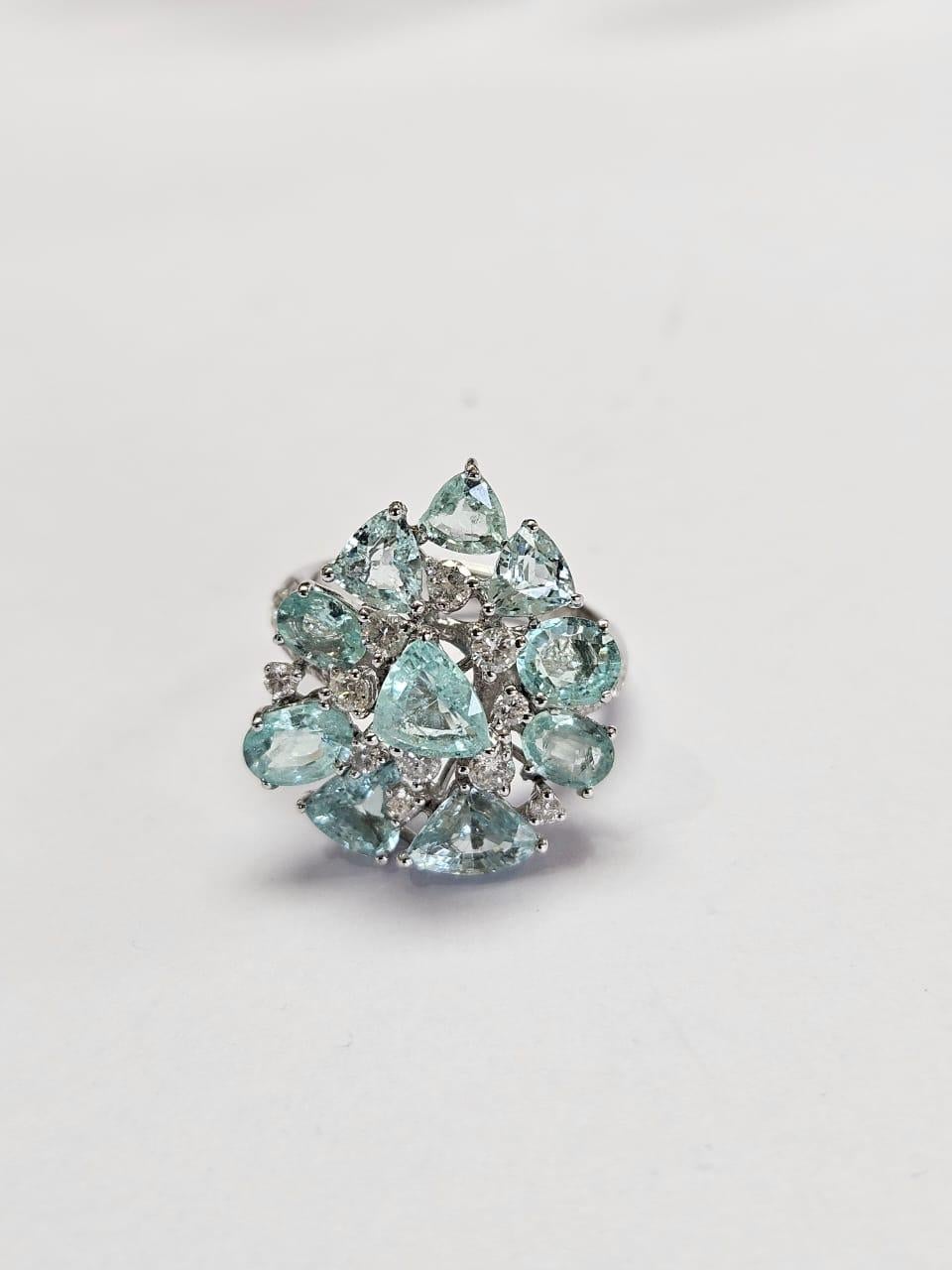 Anello di fidanzamento con tormaline Paraiba e diamanti in oro 18 carati, 3,98 carati In condizioni Nuovo in vendita a Hong Kong, HK