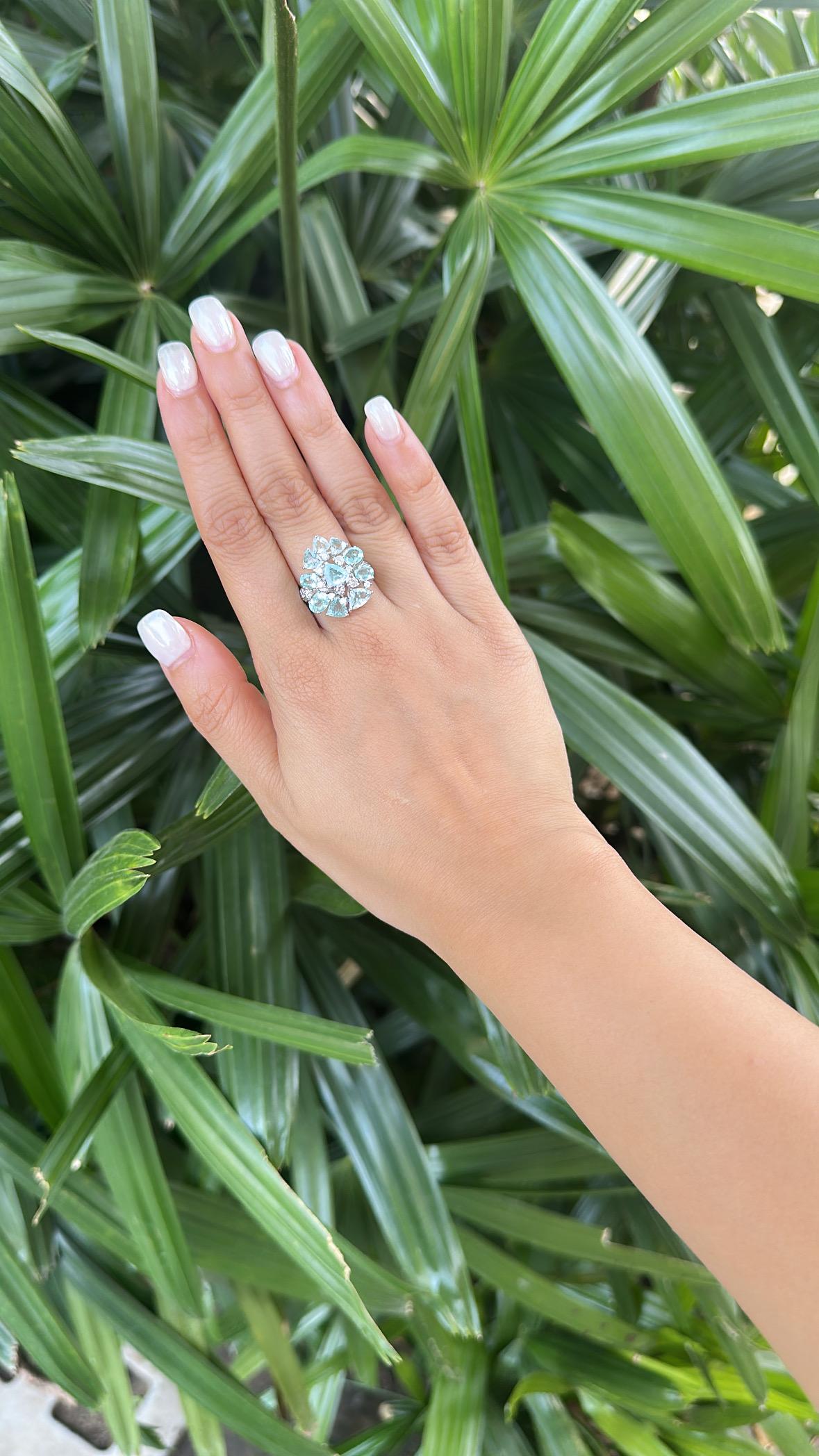 Anello di fidanzamento con tormaline Paraiba e diamanti in oro 18 carati, 3,98 carati in vendita 2