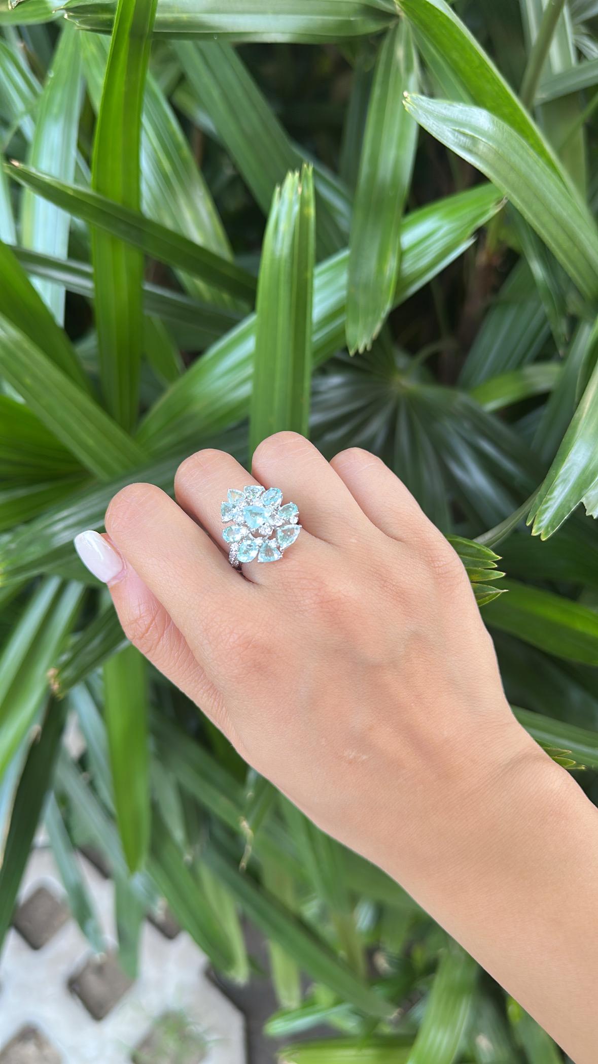 Anello di fidanzamento con tormaline Paraiba e diamanti in oro 18 carati, 3,98 carati in vendita 3