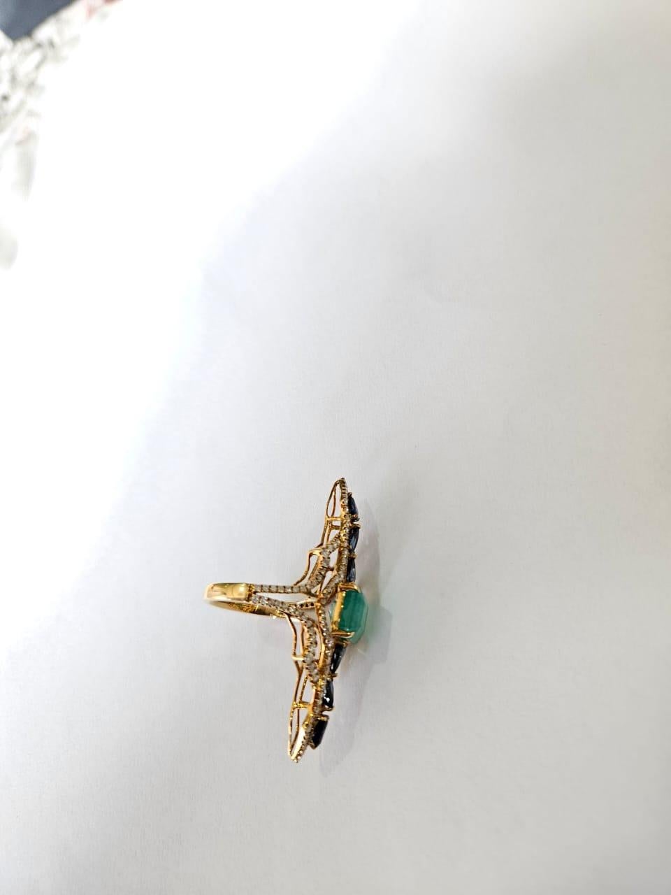 Set in 18K Gold, 3.99 carats Emerald, Blue Sapphires & Diamonds Cocktail Ring In New Condition For Sale In Hong Kong, HK