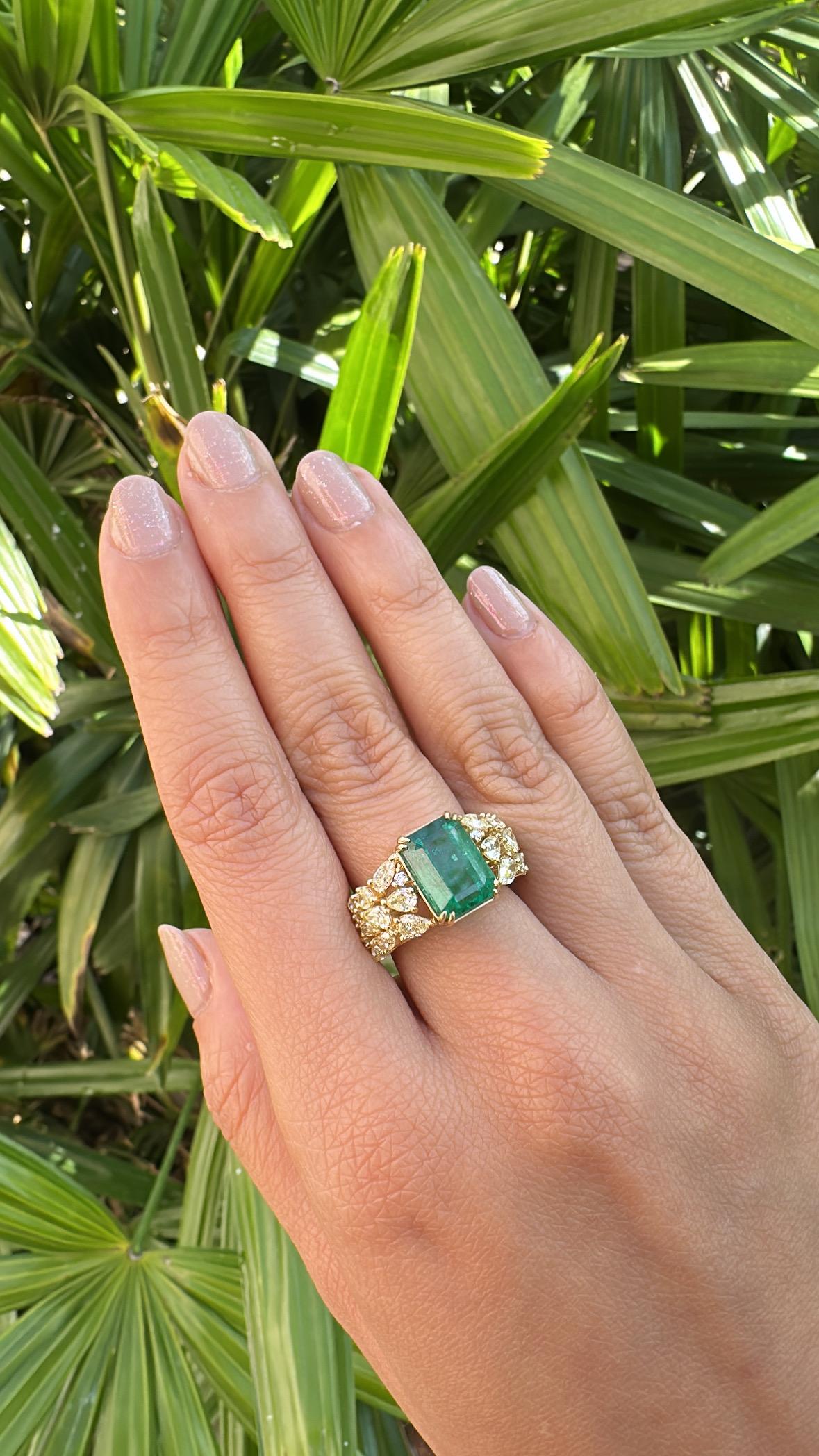 Anello di fidanzamento con smeraldo dello Zambia e diamanti gialli in oro 18 carati, 3,99 carati in vendita 5