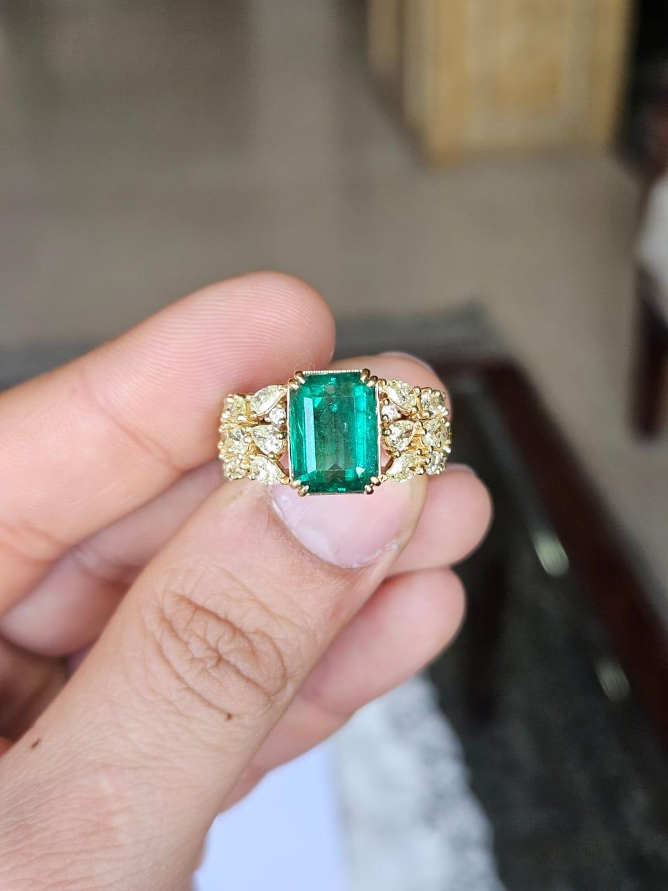 Un bellissimo anello di fidanzamento con smeraldo in oro giallo 18 carati e diamanti naturali, dallo stile moderno. Il peso dello smeraldo è di 3,99 carati. Lo smeraldo è completamente naturale, senza alcun trattamento ed è di origine zambiana. Il
