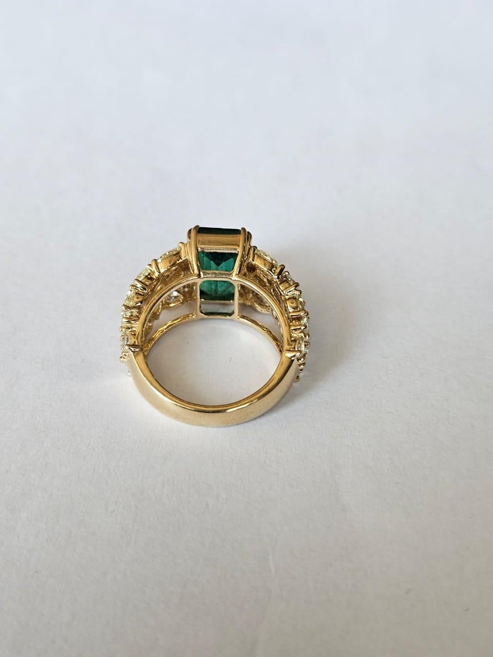Moderno Anello di fidanzamento con smeraldo dello Zambia e diamanti gialli in oro 18 carati, 3,99 carati in vendita