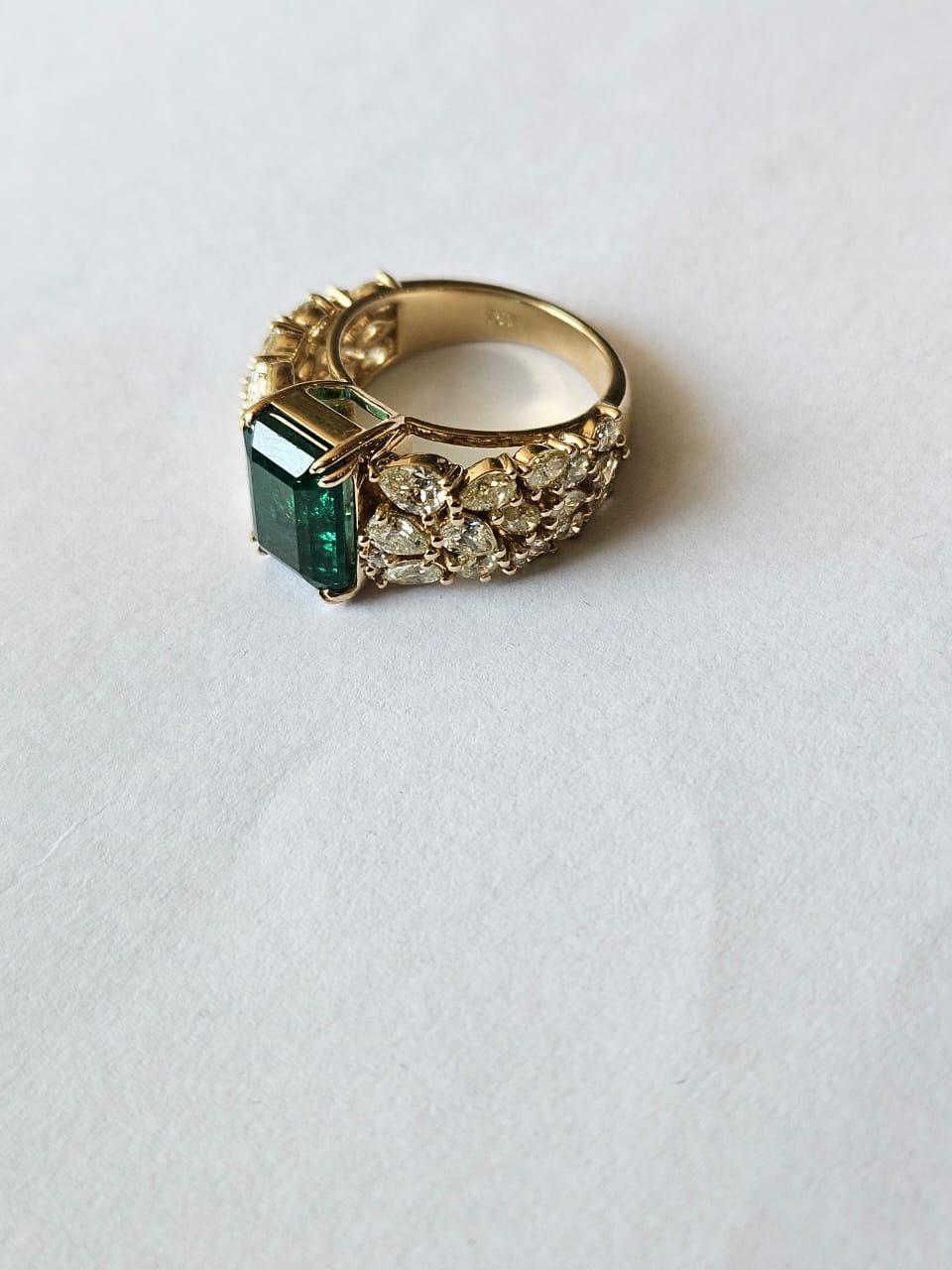 Anello di fidanzamento con smeraldo dello Zambia e diamanti gialli in oro 18 carati, 3,99 carati In condizioni Nuovo in vendita a Hong Kong, HK