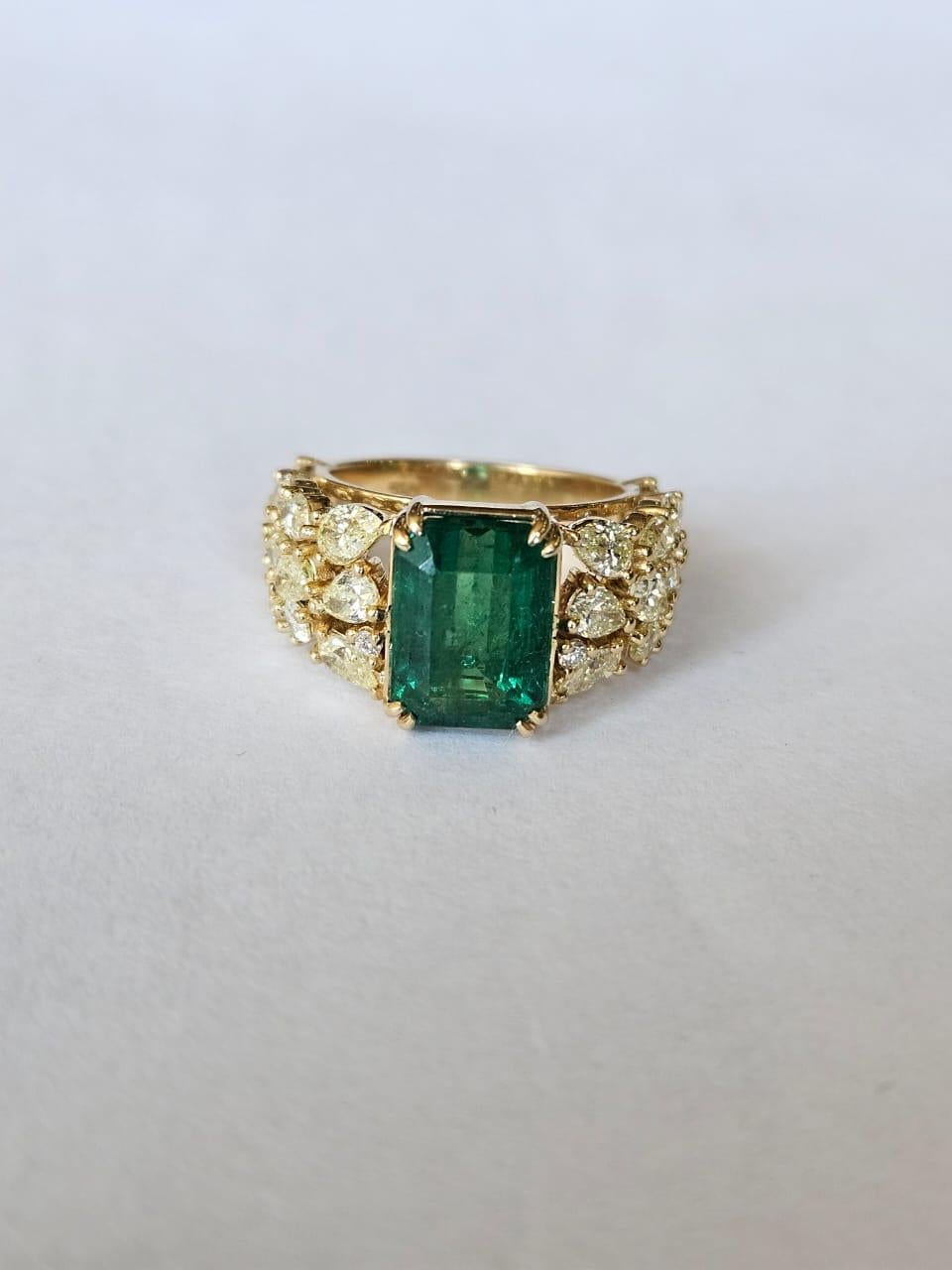 da uomo o donna Anello di fidanzamento con smeraldo dello Zambia e diamanti gialli in oro 18 carati, 3,99 carati in vendita