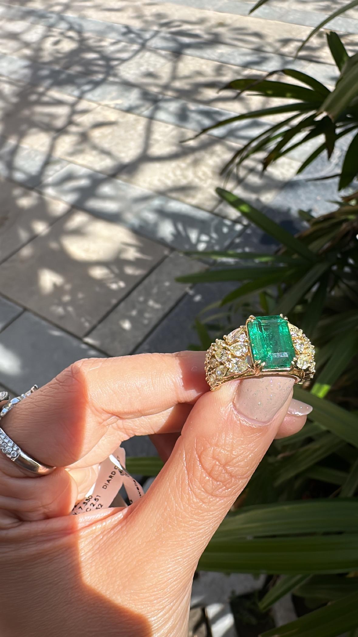 Anello di fidanzamento con smeraldo dello Zambia e diamanti gialli in oro 18 carati, 3,99 carati in vendita 1