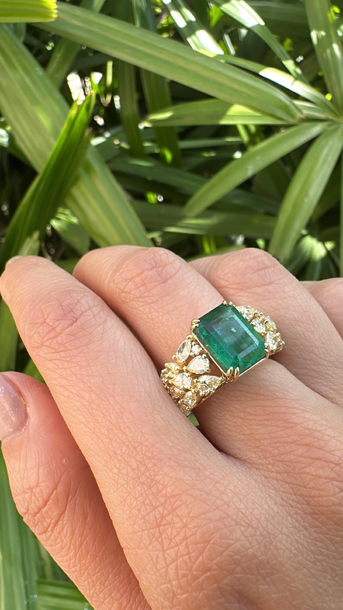 Anello di fidanzamento con smeraldo dello Zambia e diamanti gialli in oro 18 carati, 3,99 carati in vendita 2