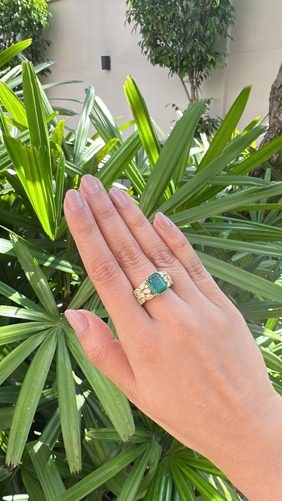 Anello di fidanzamento con smeraldo dello Zambia e diamanti gialli in oro 18 carati, 3,99 carati in vendita 3