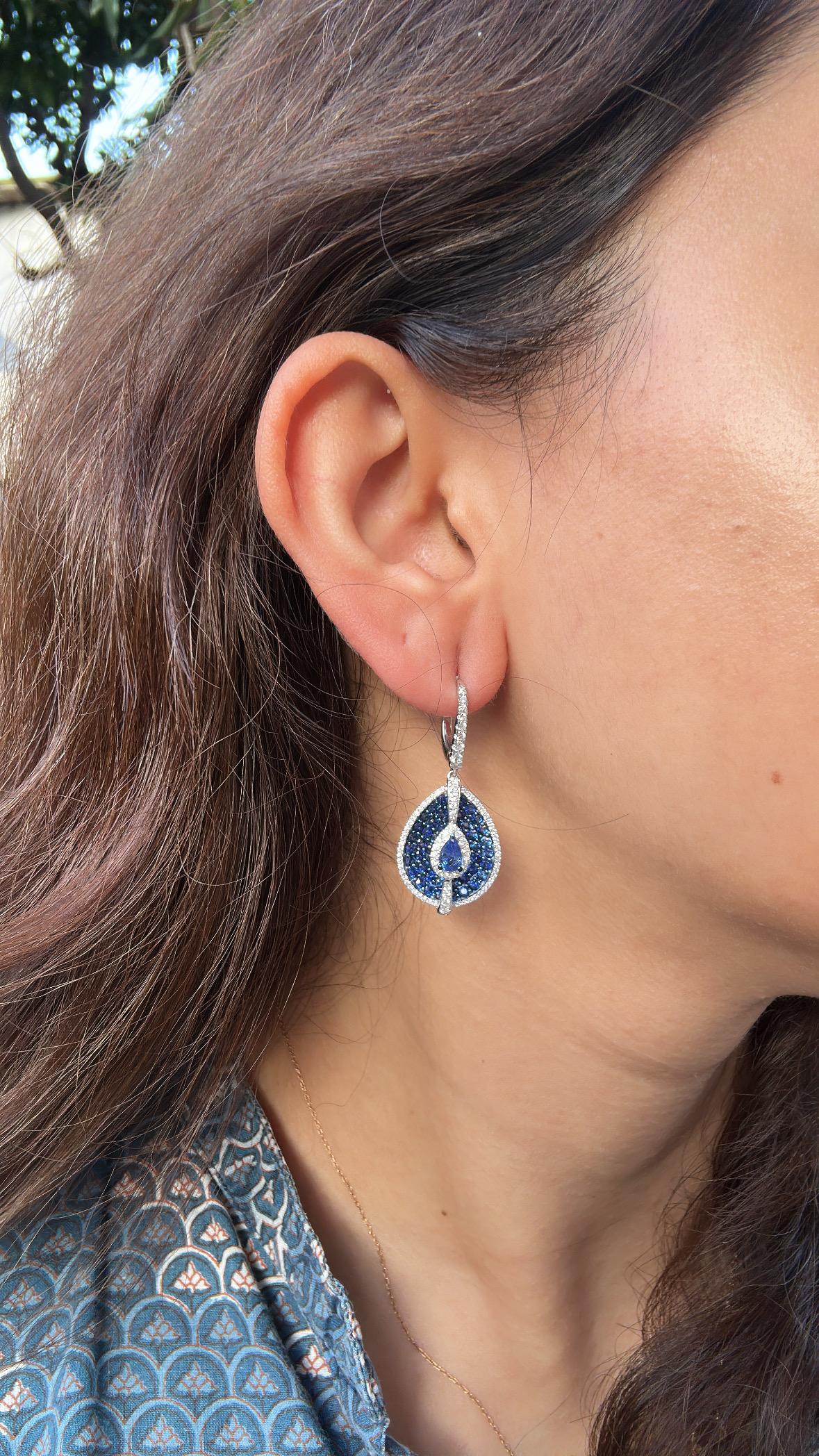 Set in 18K Gold, 4.02 carats, Ceylon Blue Sapphires & Diamonds Dangle Earrings For Sale 4