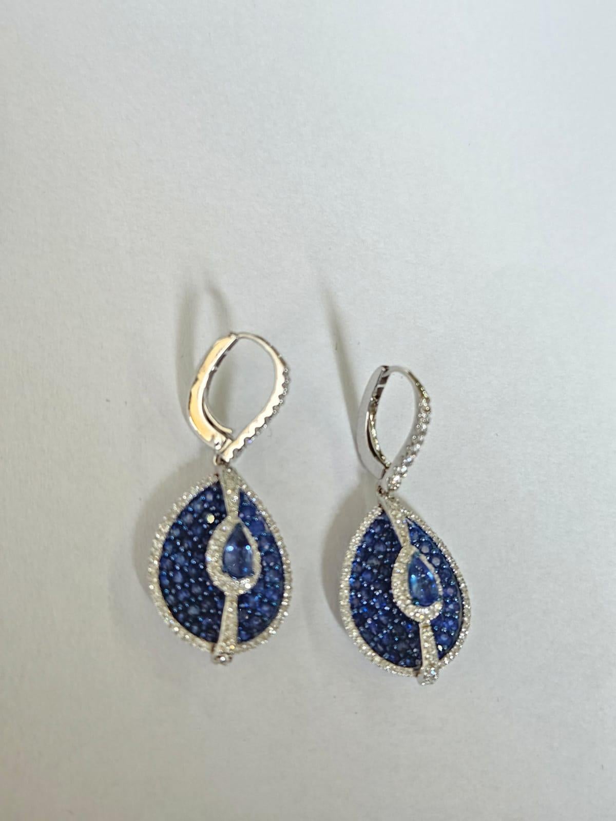 Round Cut Set in 18K Gold, 4.02 carats, Ceylon Blue Sapphires & Diamonds Dangle Earrings For Sale
