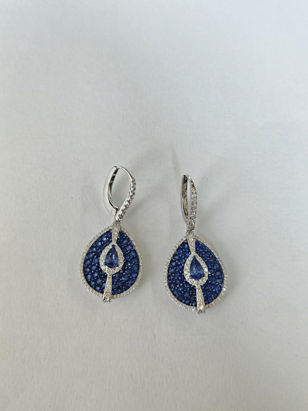 Set in 18K Gold, 4.02 carats, Ceylon Blue Sapphires & Diamonds Dangle Earrings In New Condition For Sale In Hong Kong, HK