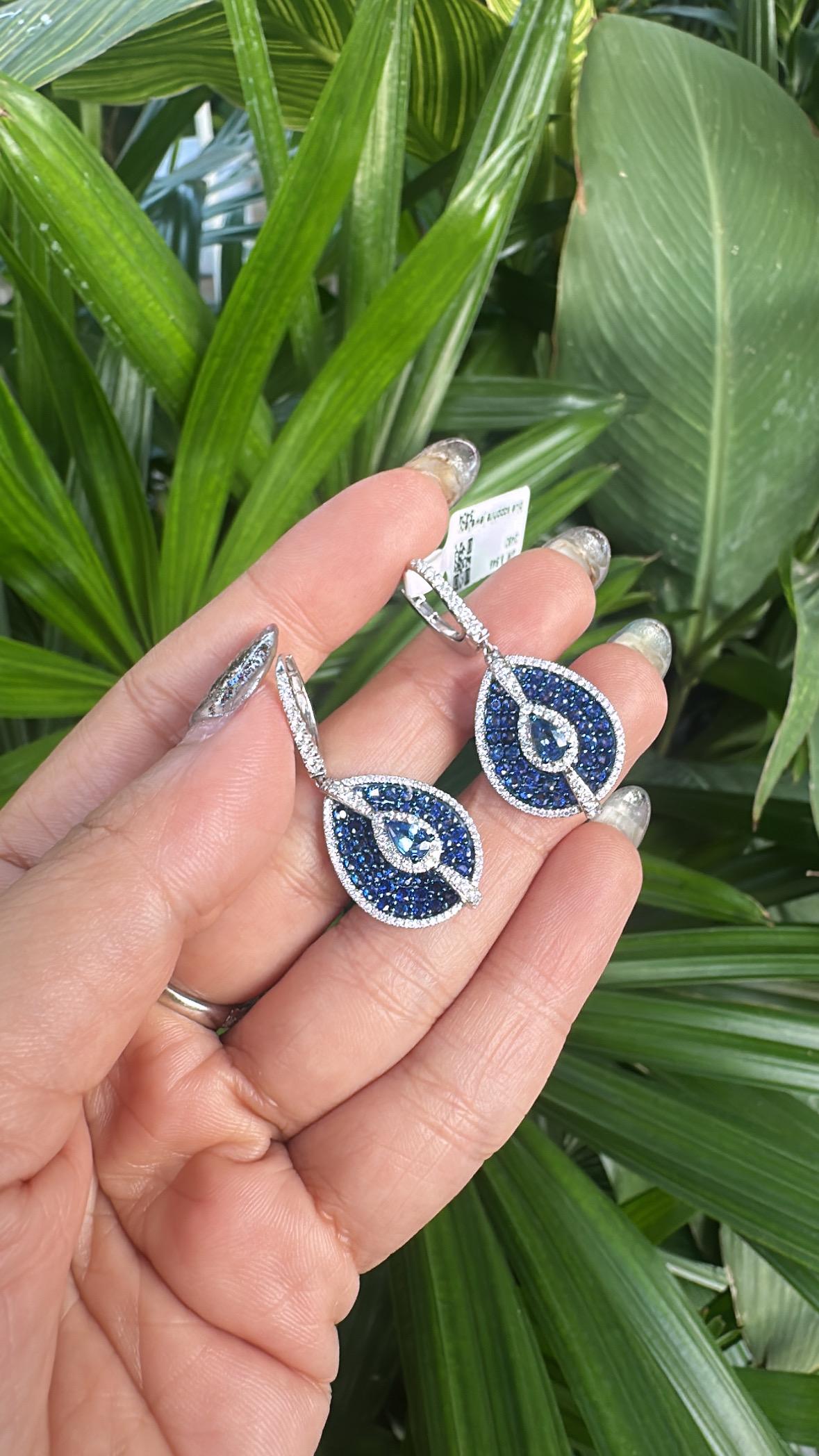 Women's or Men's Set in 18K Gold, 4.02 carats, Ceylon Blue Sapphires & Diamonds Dangle Earrings For Sale