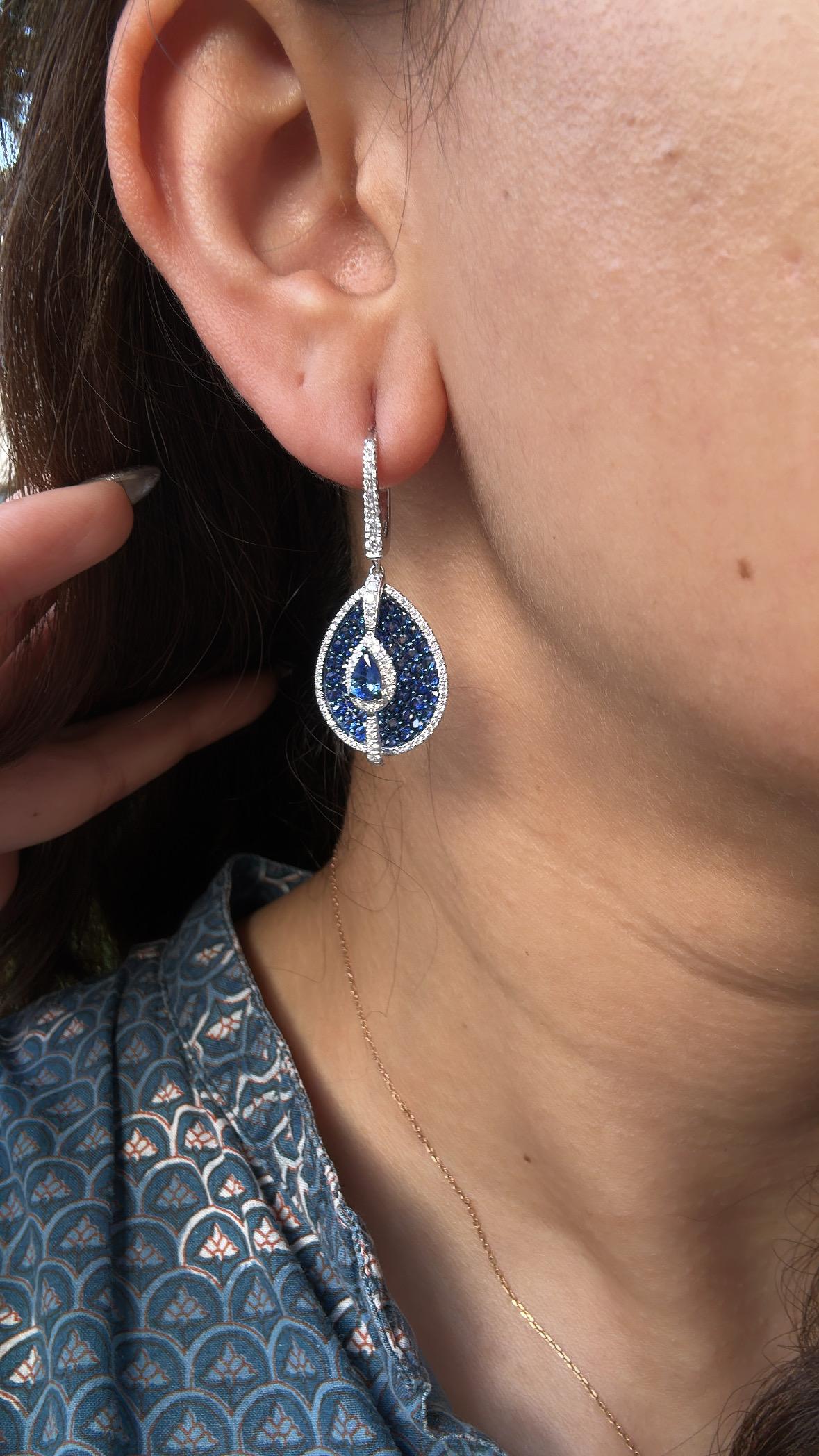 Set in 18K Gold, 4.02 carats, Ceylon Blue Sapphires & Diamonds Dangle Earrings For Sale 1