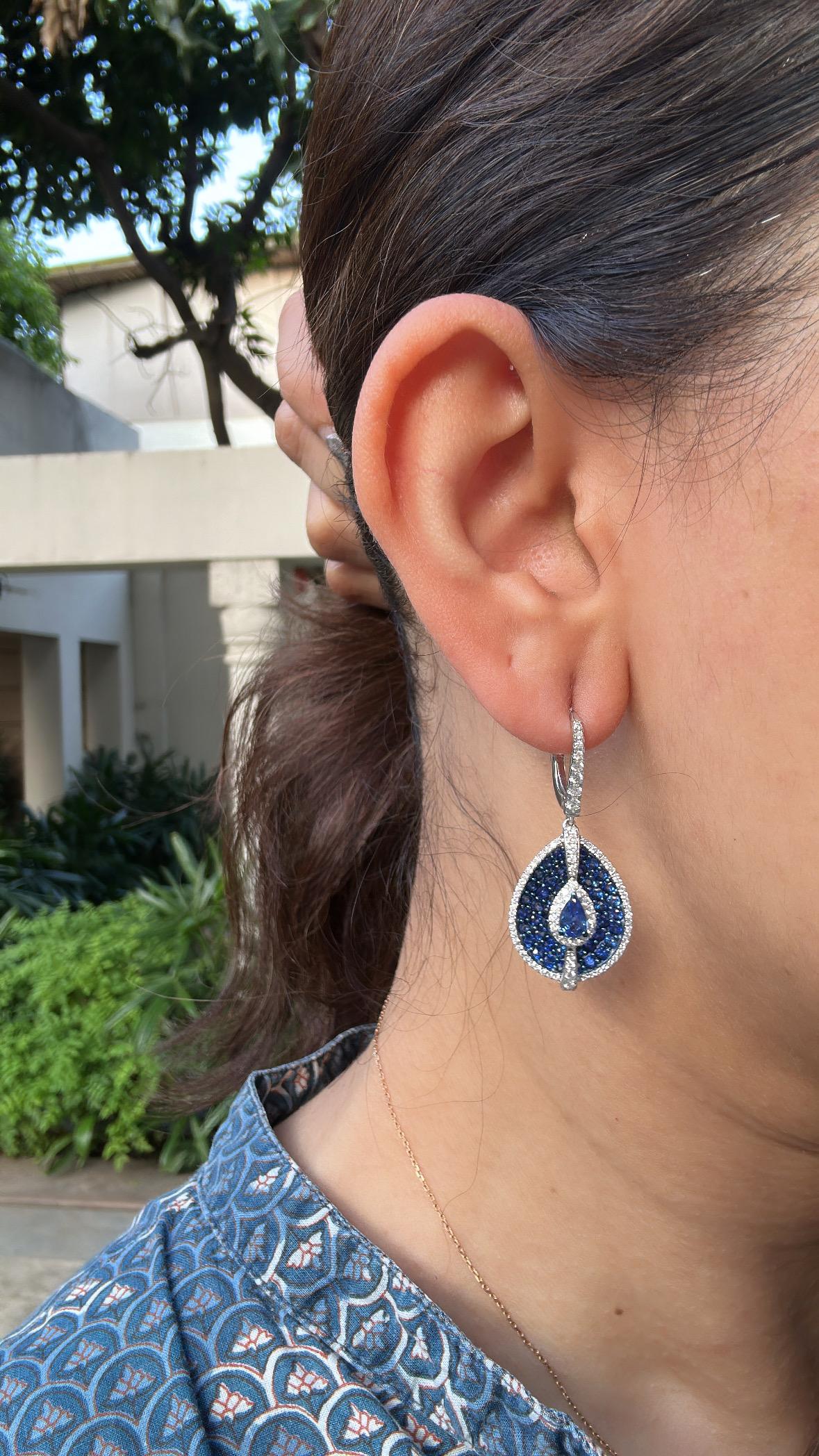 Set in 18K Gold, 4.02 carats, Ceylon Blue Sapphires & Diamonds Dangle Earrings For Sale 2