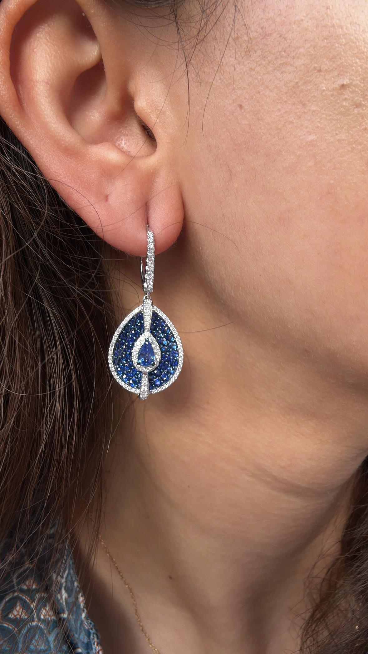Set in 18K Gold, 4.02 carats, Ceylon Blue Sapphires & Diamonds Dangle Earrings For Sale 3