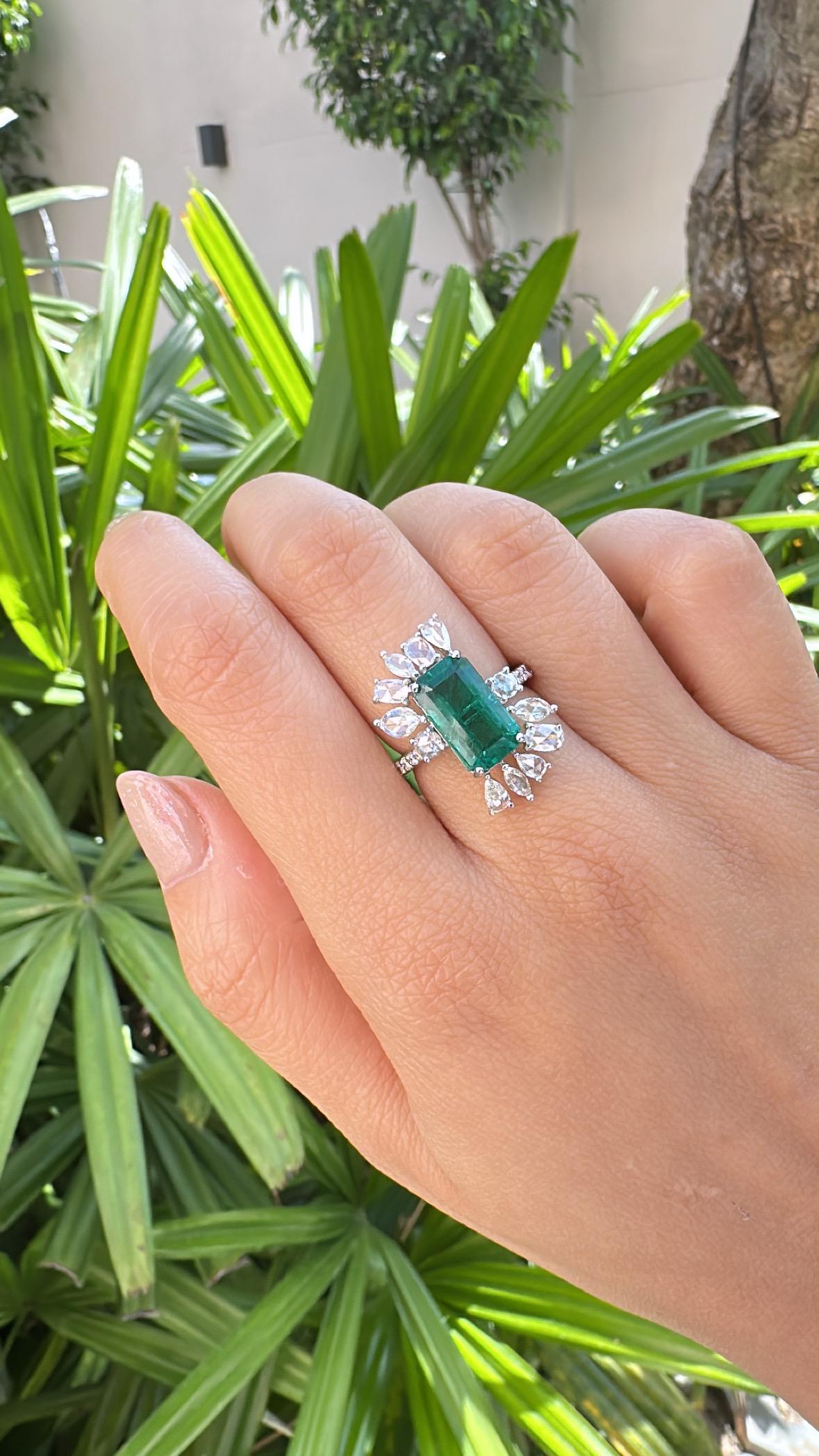 Bague de fiançailles en or 18 carats, émeraude de Zambie de 4,07 carats et diamants de taille rose en vente 4