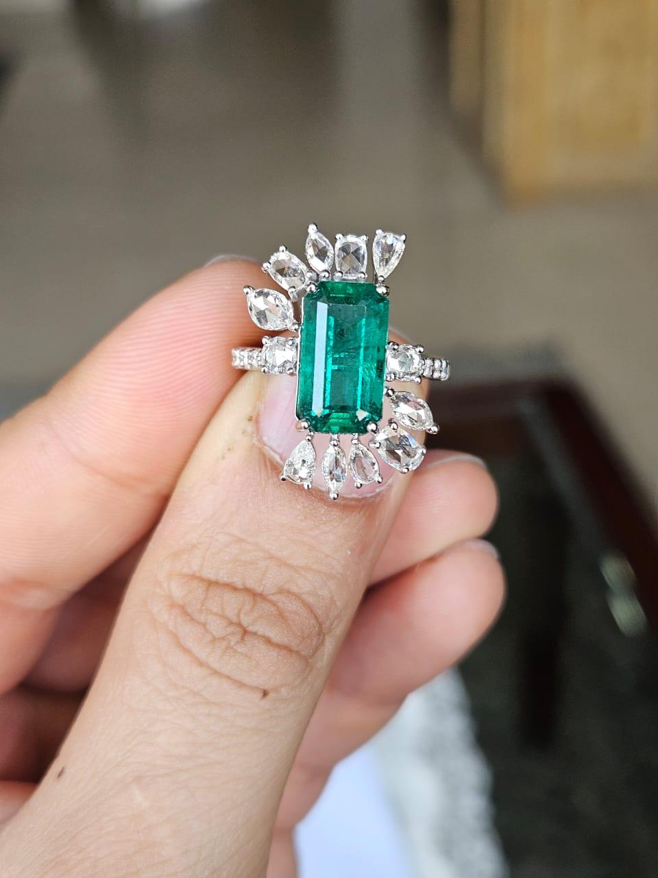 Une très belle bague de fiançailles en or blanc 18 carats et diamants naturels, de style moderne, avec une émeraude. Le poids de l'émeraude est de 4,07 carats. L'émeraude est entièrement naturelle, sans aucun traitement et est d'origine zambienne.
