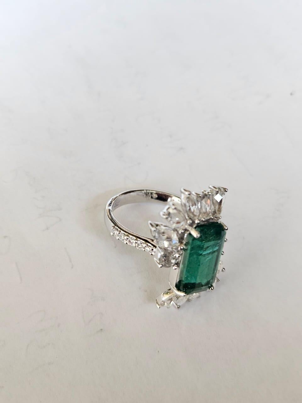 Taille rose Bague de fiançailles en or 18 carats, émeraude de Zambie de 4,07 carats et diamants de taille rose en vente
