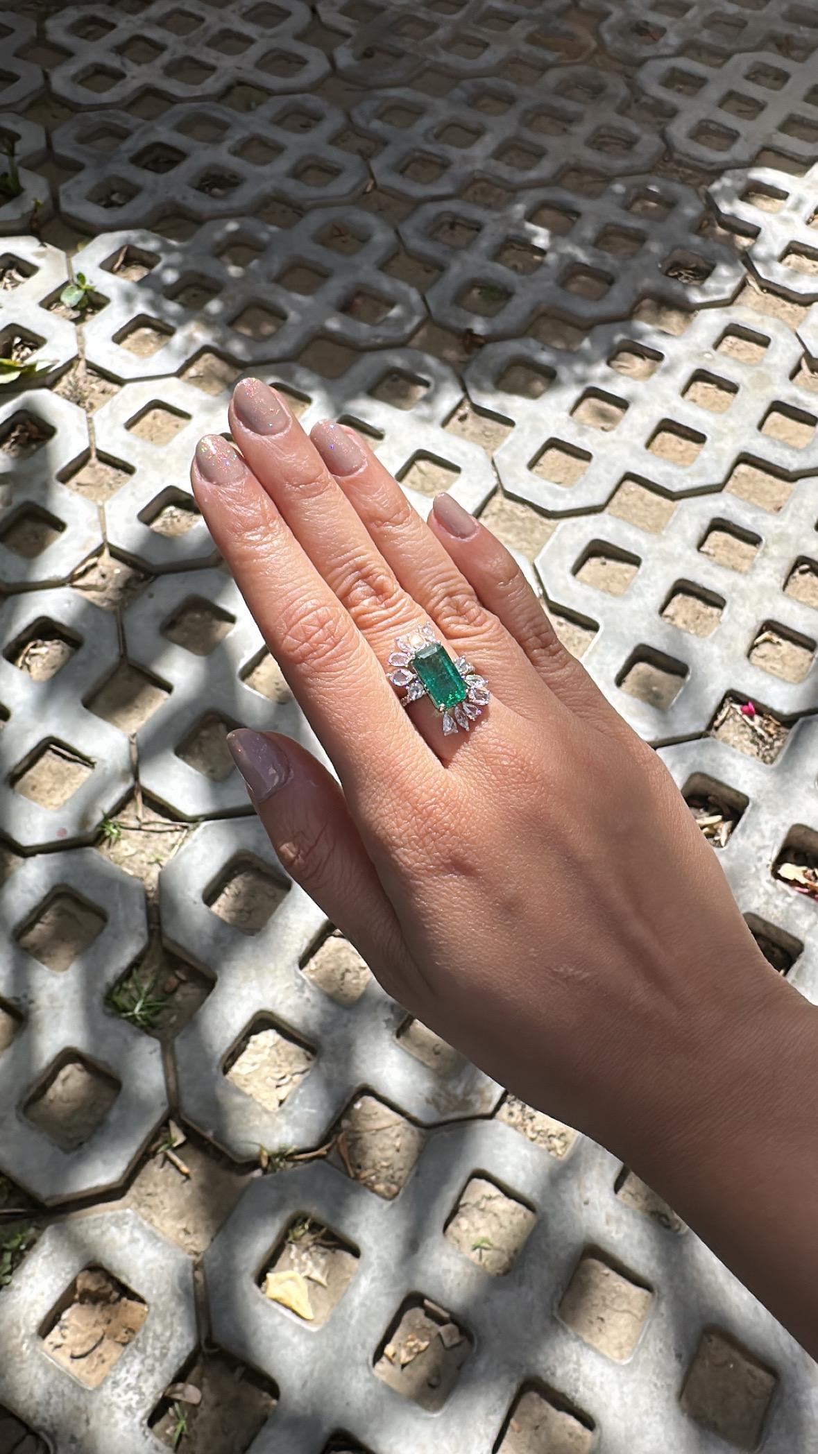 Bague de fiançailles en or 18 carats, émeraude de Zambie de 4,07 carats et diamants de taille rose en vente 2