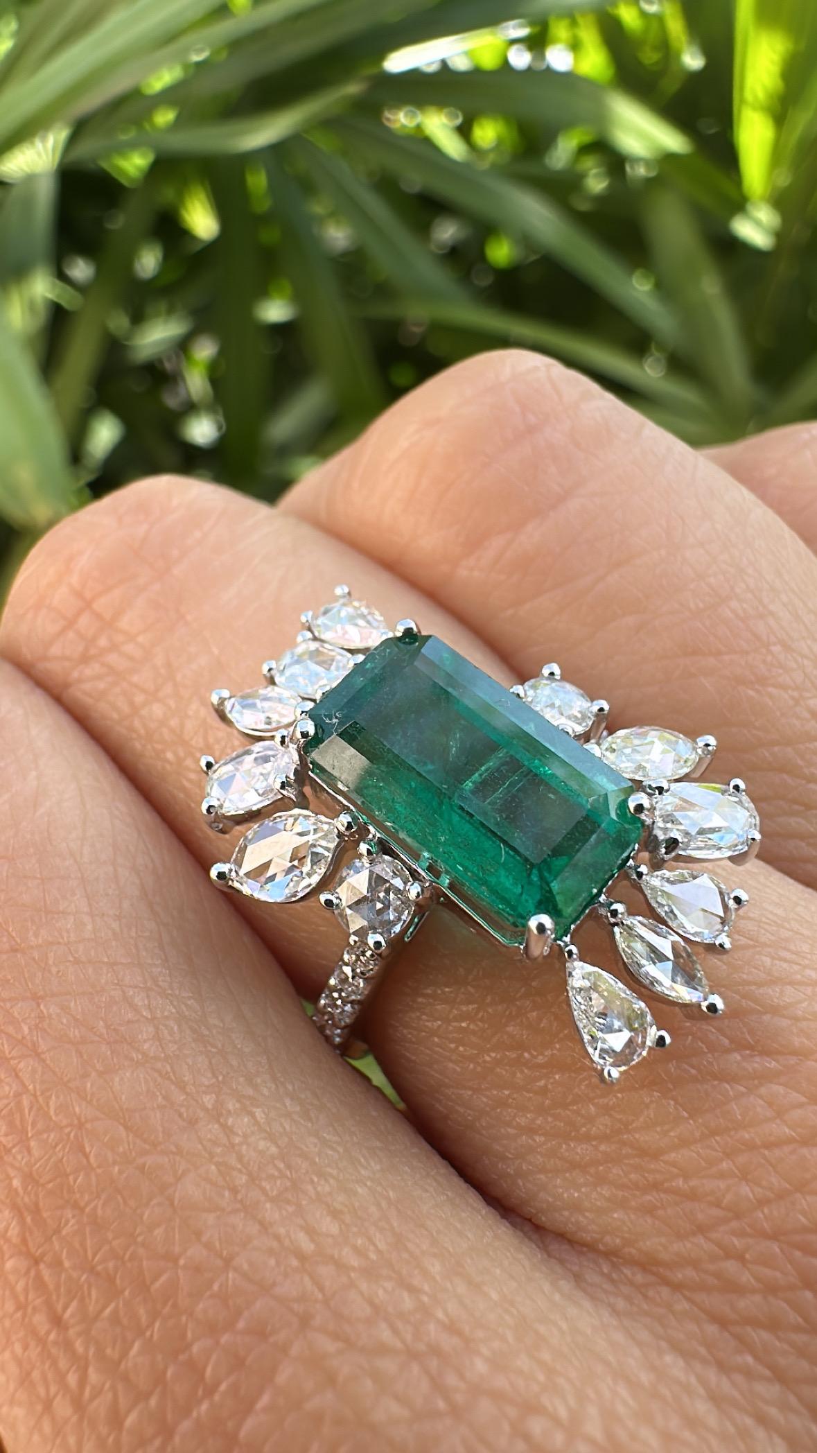 Bague de fiançailles en or 18 carats, émeraude de Zambie de 4,07 carats et diamants de taille rose en vente 3