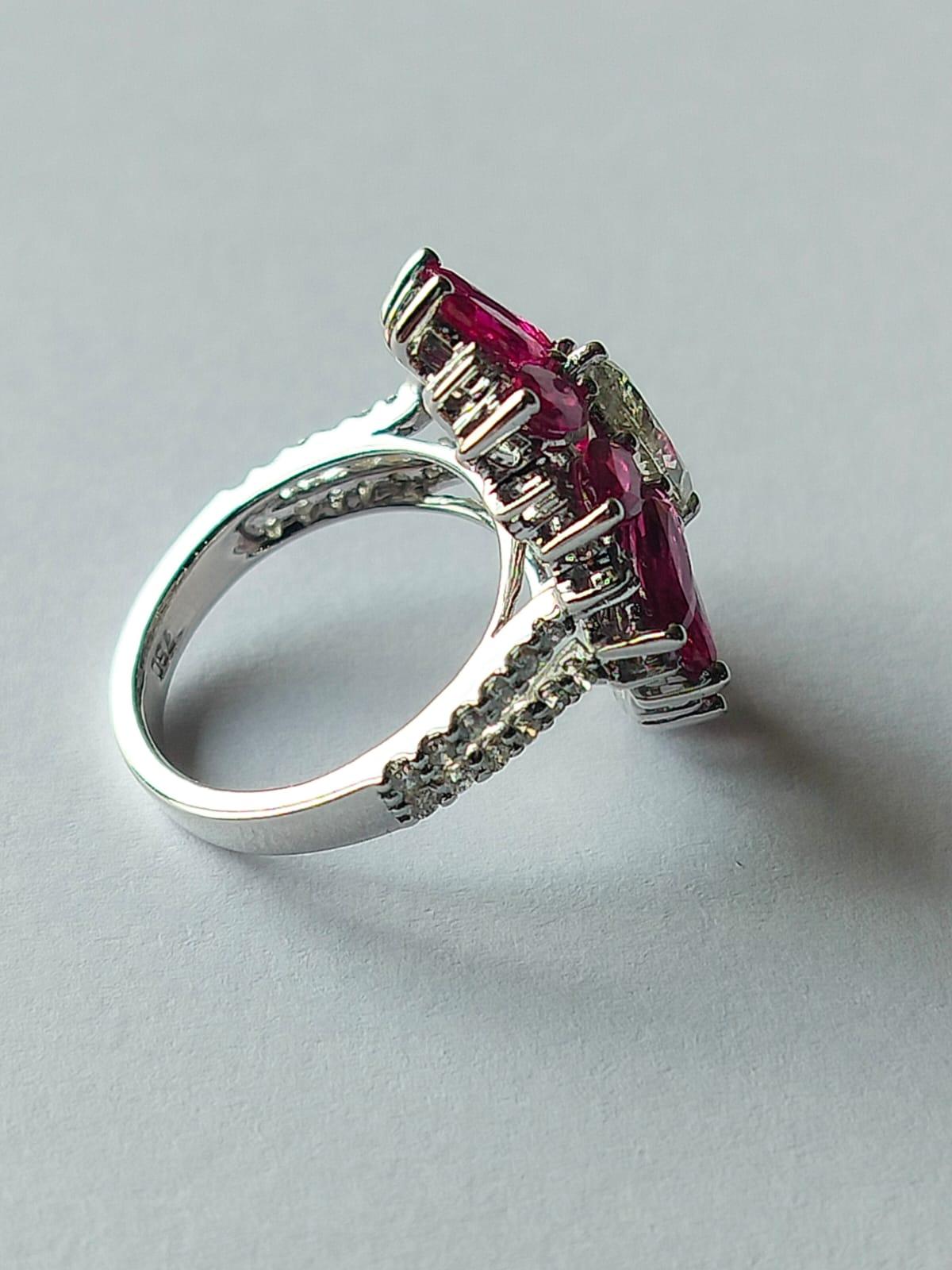 Women's Set in 18K Gold, 4.11 carats Mozambique Ruby & Marquise Diamonds Cocktail Ring For Sale