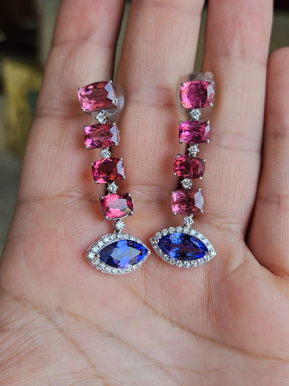 Très belles boucles d'oreilles chandelier en tourmaline et tanzanite serties d'or blanc 18 carats et de diamants. Le poids des tourmalines est de 9.32 carats. Le poids de la tanzanite de forme marquise est de 4,26 carats. Les tanzanites proviennent