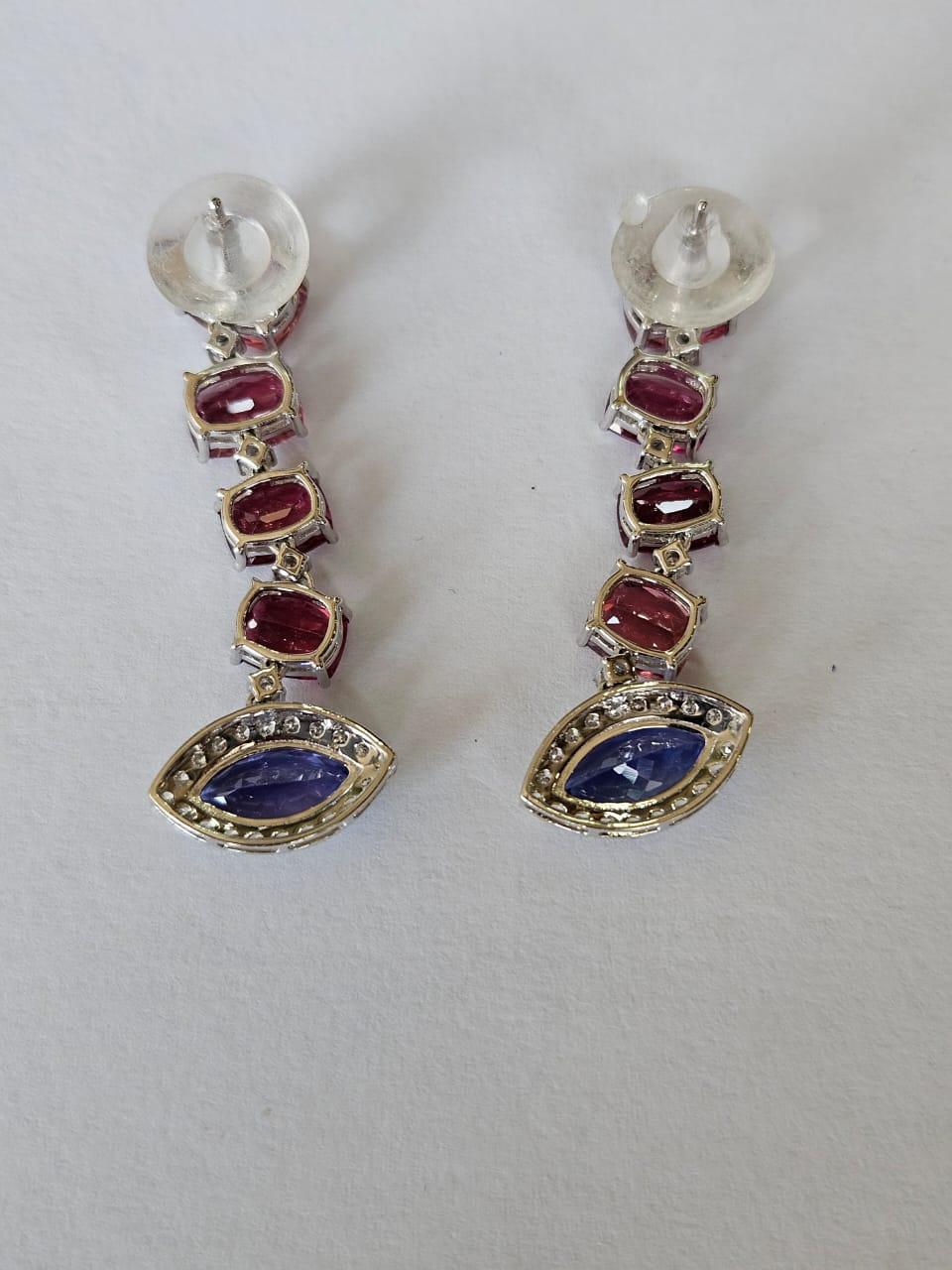 Moderne Boucles d'oreilles chandelier en or 18 carats, 4,26 carats Tanzanite, Tourmaline et Diamant en vente