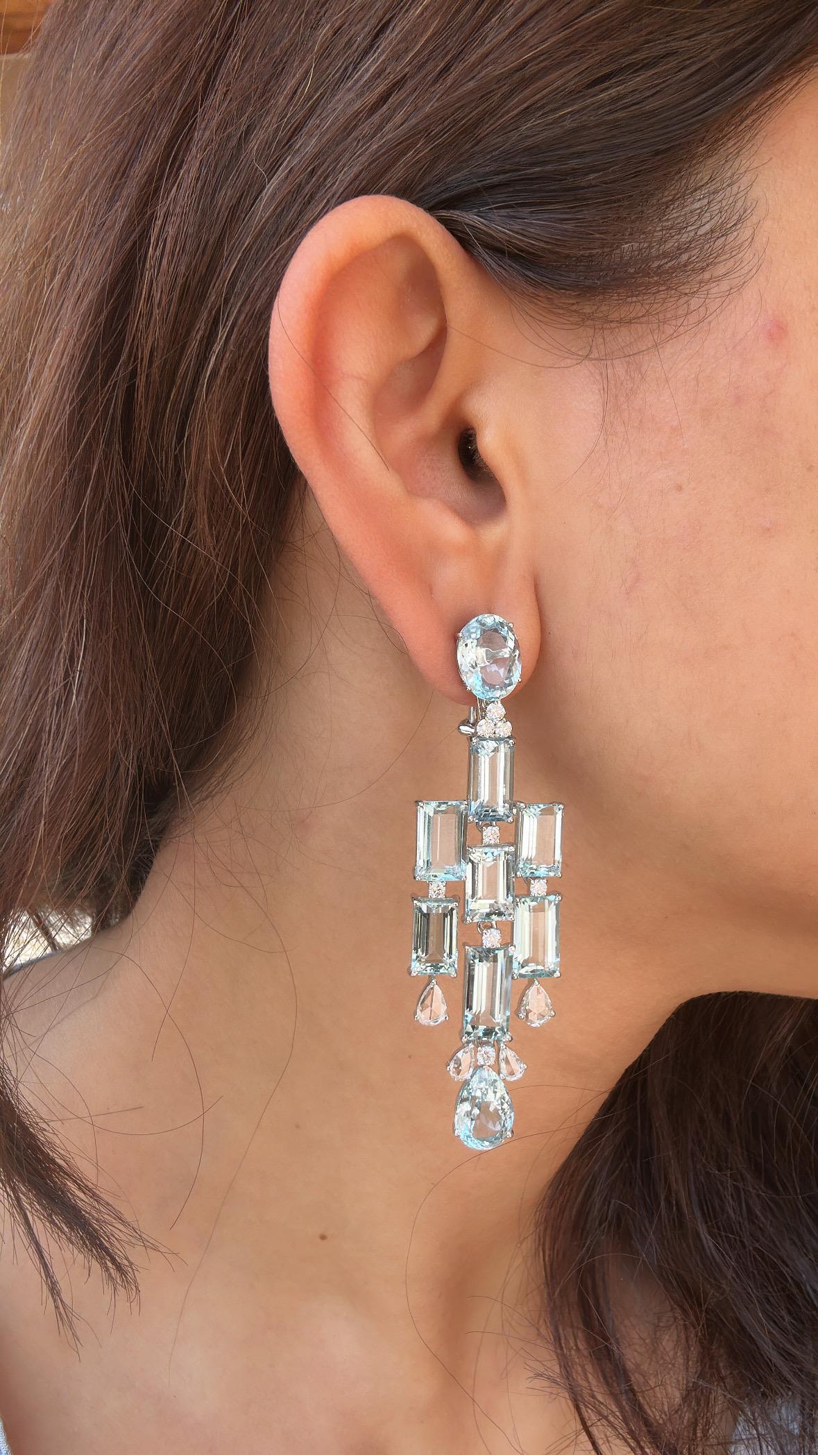 Set in 18K Gold, 43.33 carats Aquamarine & Rose cut Diamonds Chandelier Earrings For Sale 5