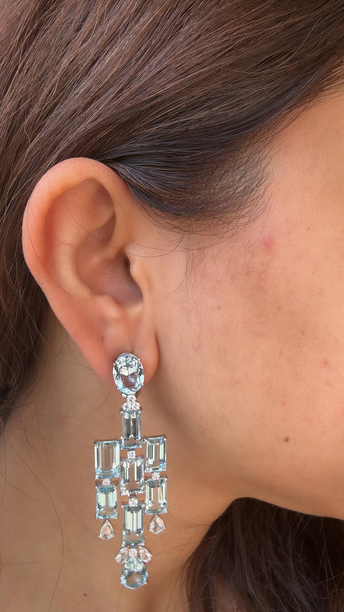 Set in 18K Gold, 43.33 carats Aquamarine & Rose cut Diamonds Chandelier Earrings For Sale 6