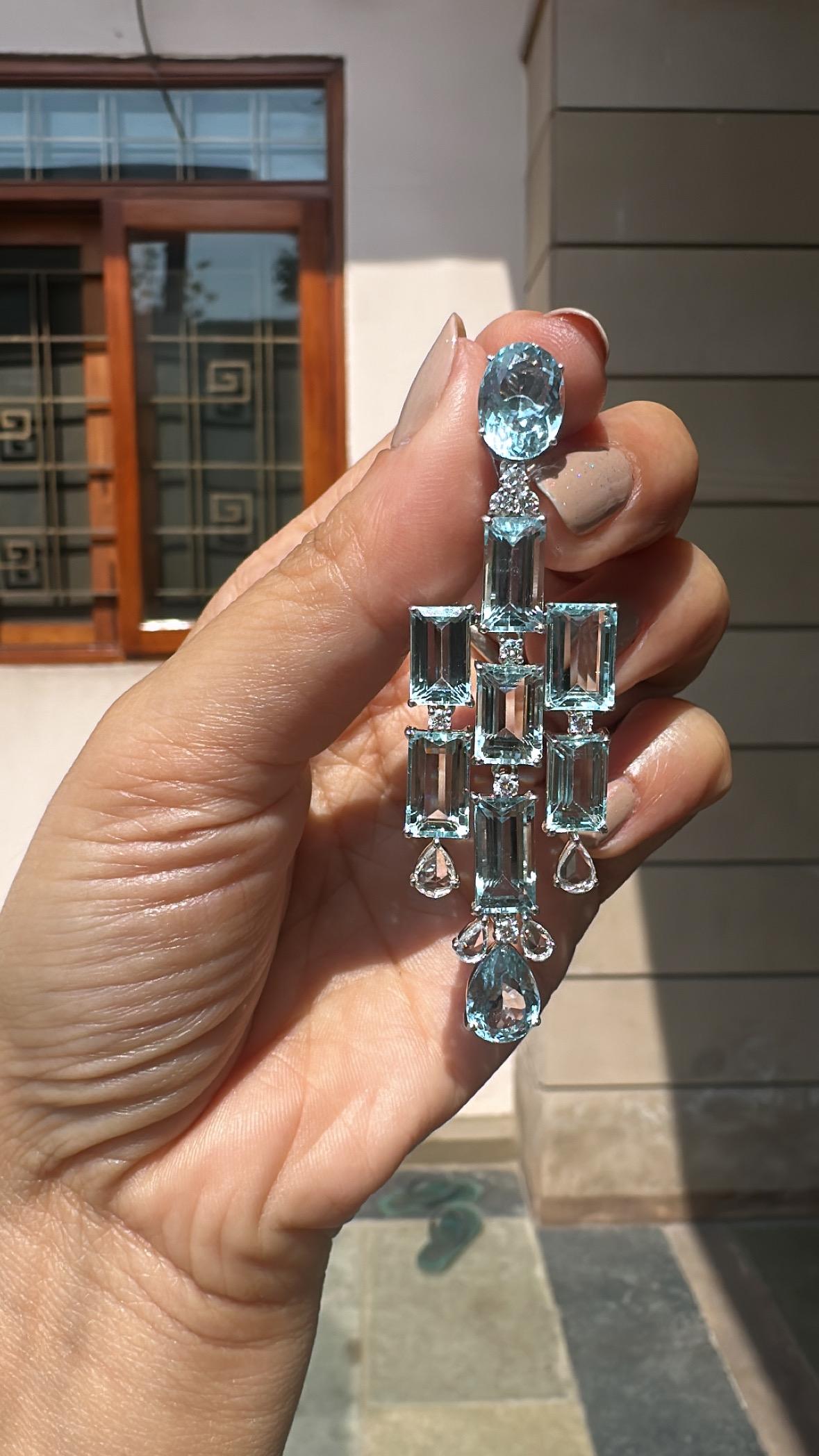 Set in 18K Gold, 43.33 carats Aquamarine & Rose cut Diamonds Chandelier Earrings For Sale 1