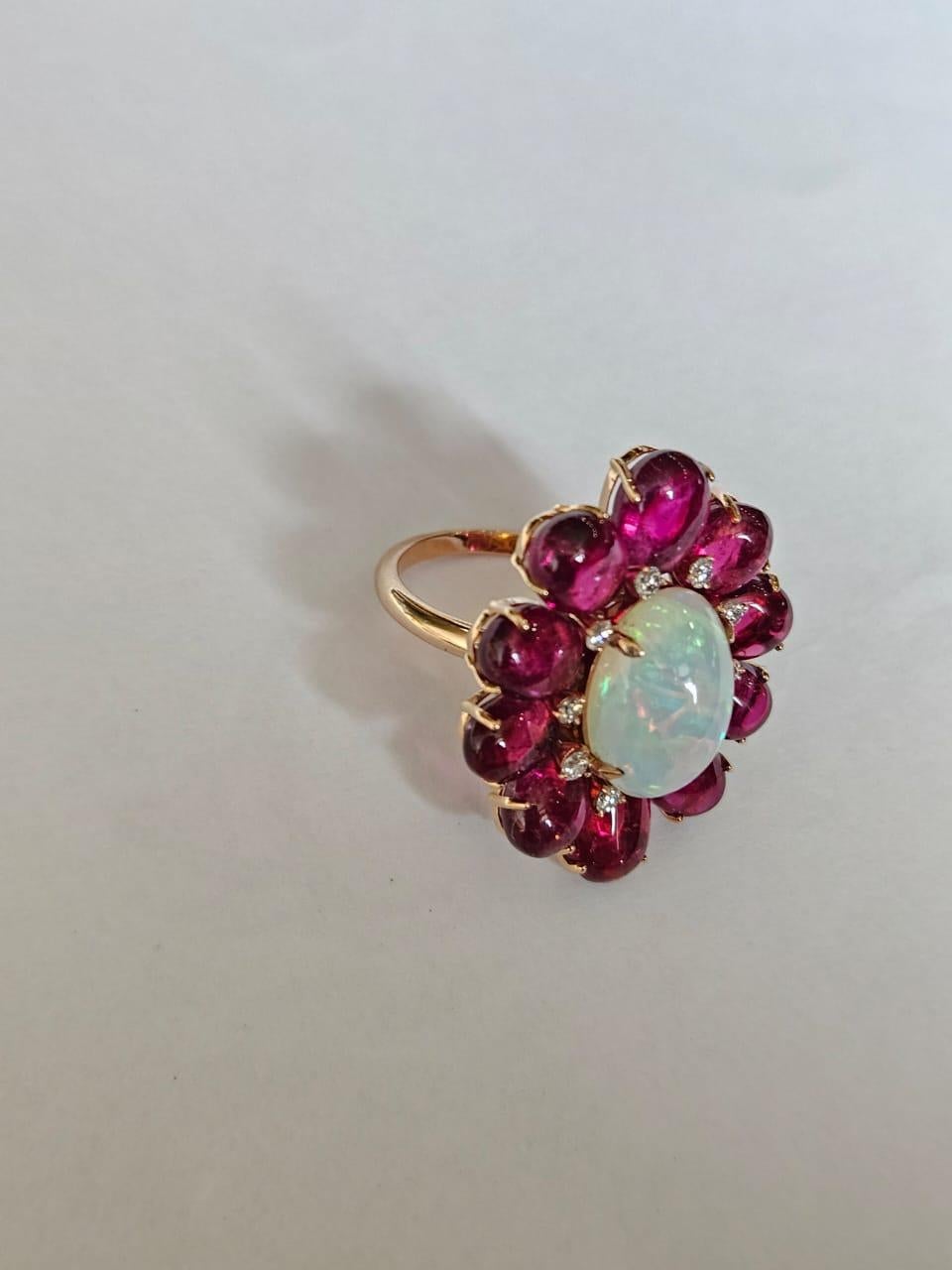 Taille cabochon Bague cocktail en or 18 carats, opale éthiopienne, tourmaline et diamants de 4,39 carats en vente