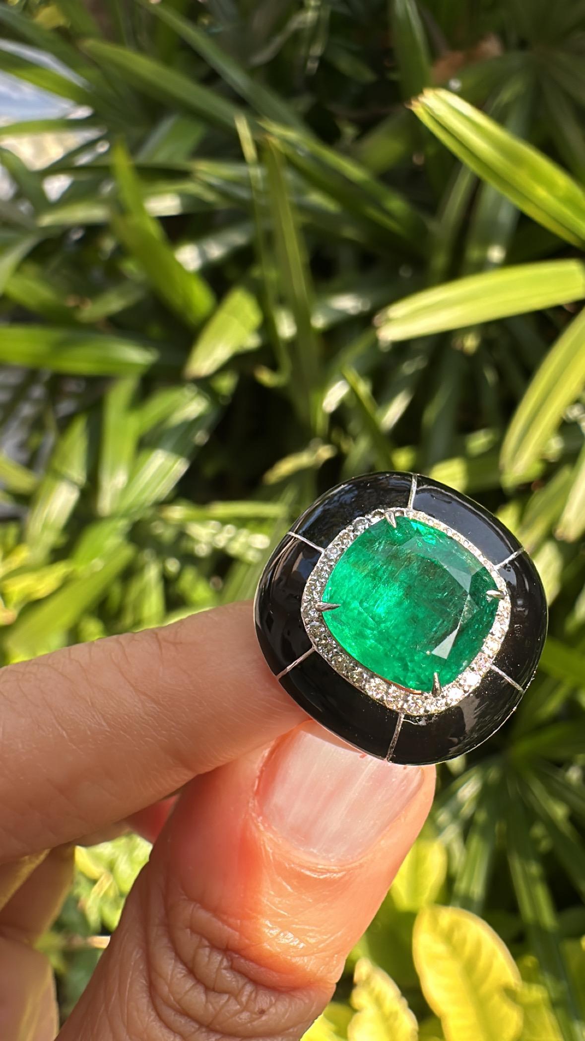 Set in 18K Gold, 4.51 carats, Emerald, Black Enamel & Diamonds Engagement Ring 4