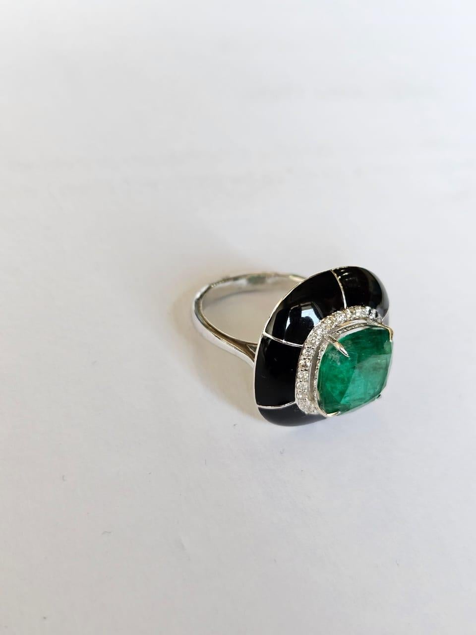 Art Deco Set in 18K Gold, 4.51 carats, Emerald, Black Enamel & Diamonds Engagement Ring