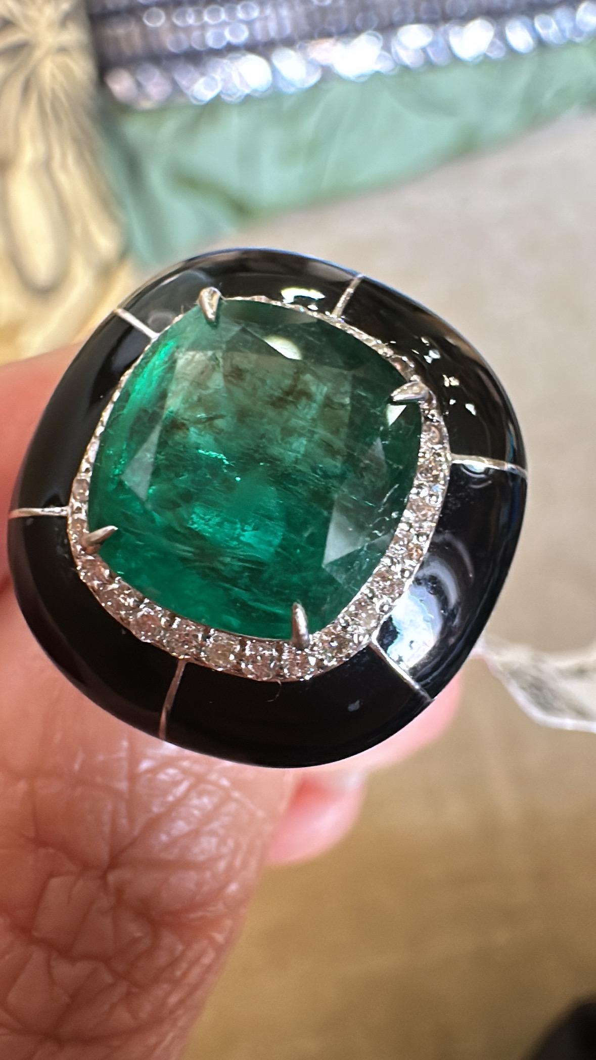 Women's or Men's Set in 18K Gold, 4.51 carats, Emerald, Black Enamel & Diamonds Engagement Ring