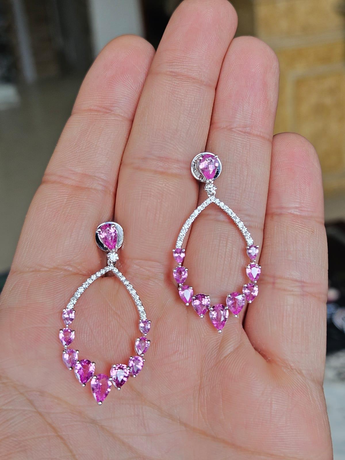 Unos preciosos pendientes colgantes de zafiros rosas, de estilo moderno, engastados en oro blanco de 18 quilates y diamantes naturales. El peso de los zafiros rosas es de 4.57 quilates. Los zafiros rosas son de origen ceilanés (de Sri Lanka). El