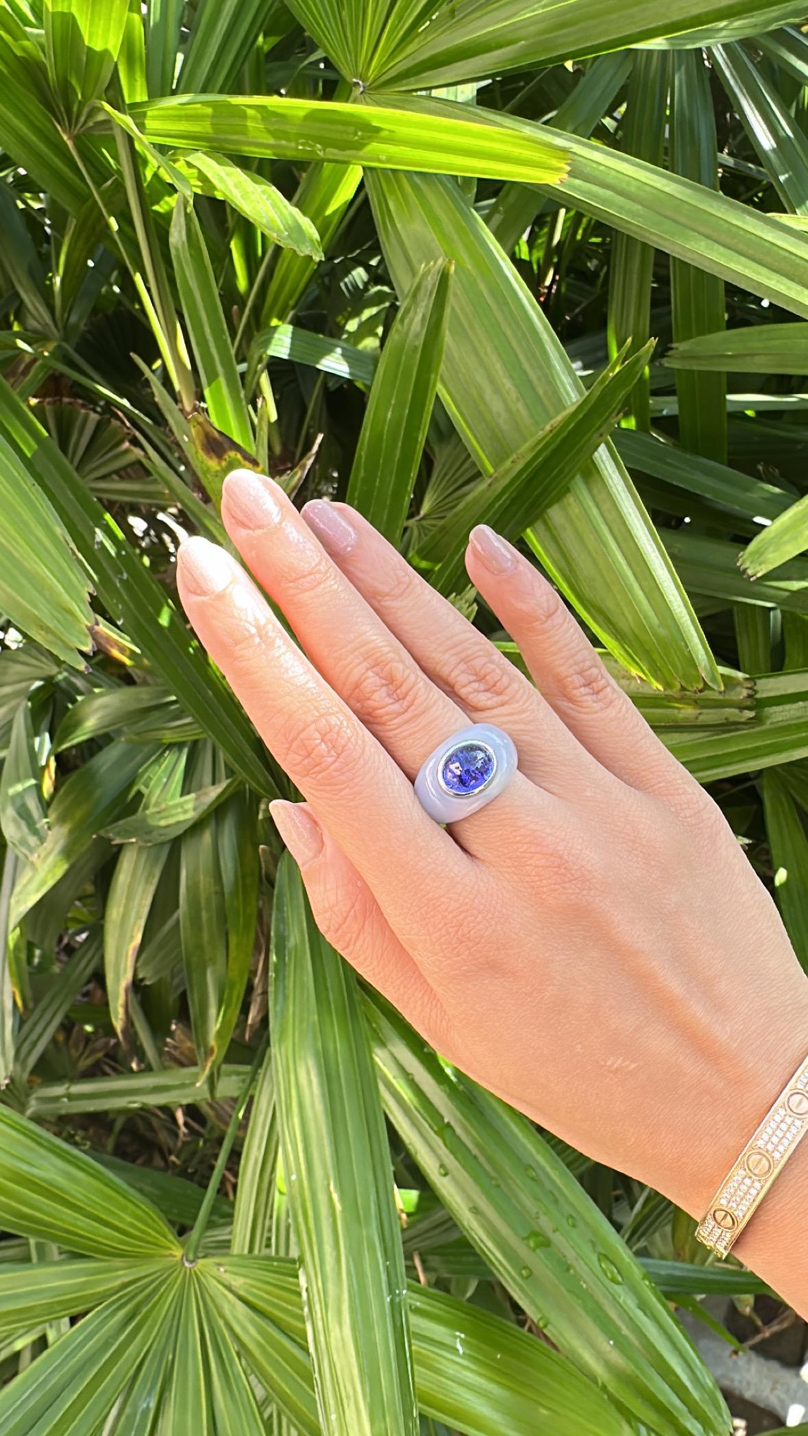 Set in 18K Gold, 4.66 carats Tanzanite Cabochon & Chalcedony Dome Cocktail Ring 5