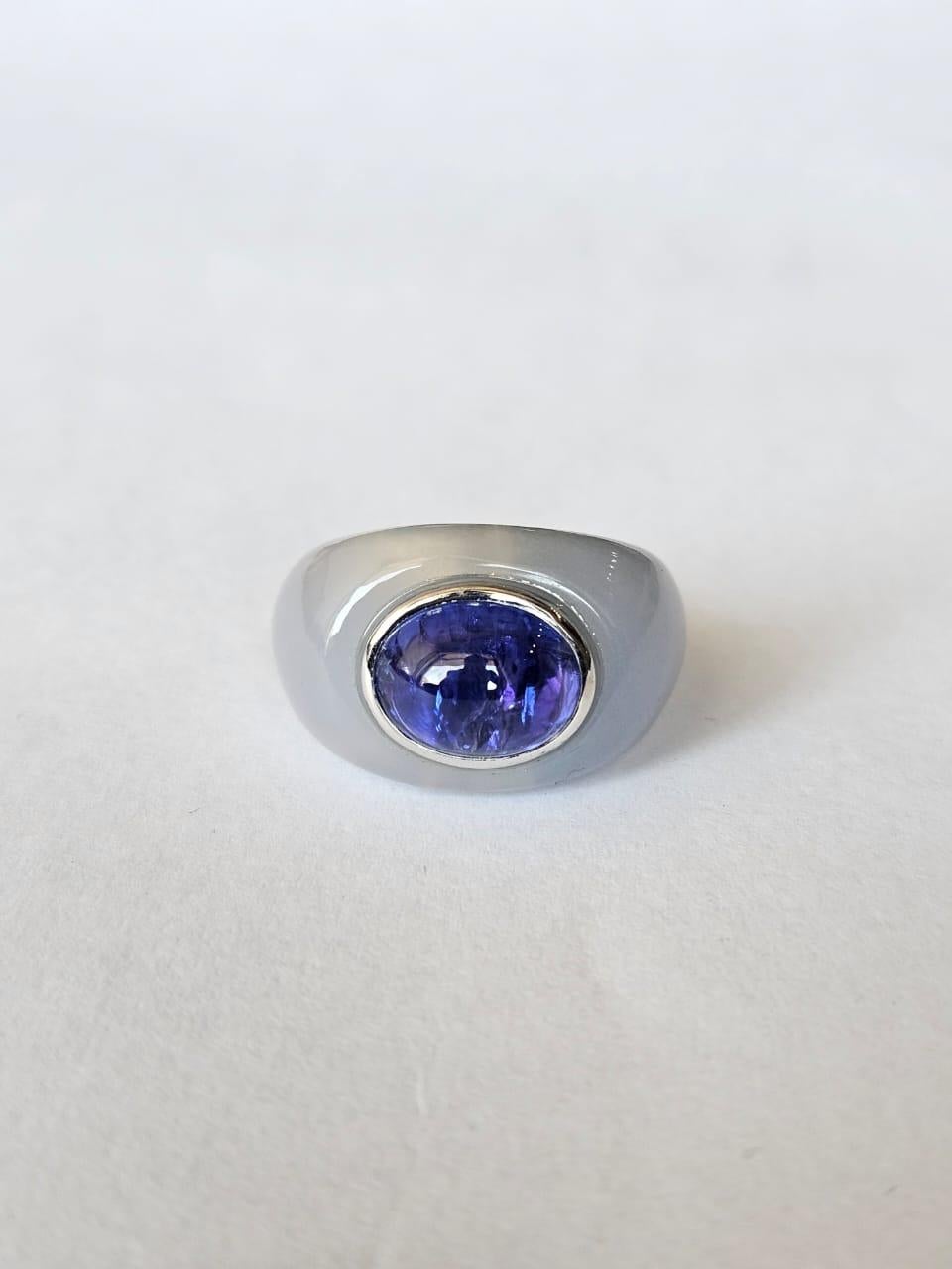 Art Deco Set in 18K Gold, 4.66 carats Tanzanite Cabochon & Chalcedony Dome Cocktail Ring