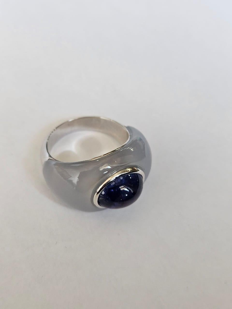 Women's or Men's Set in 18K Gold, 4.66 carats Tanzanite Cabochon & Chalcedony Dome Cocktail Ring