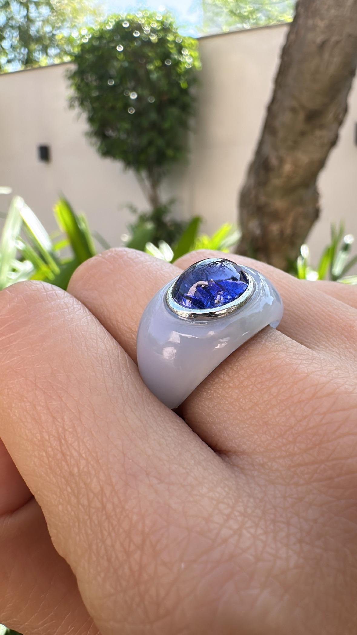 Set in 18K Gold, 4.66 carats Tanzanite Cabochon & Chalcedony Dome Cocktail Ring 3