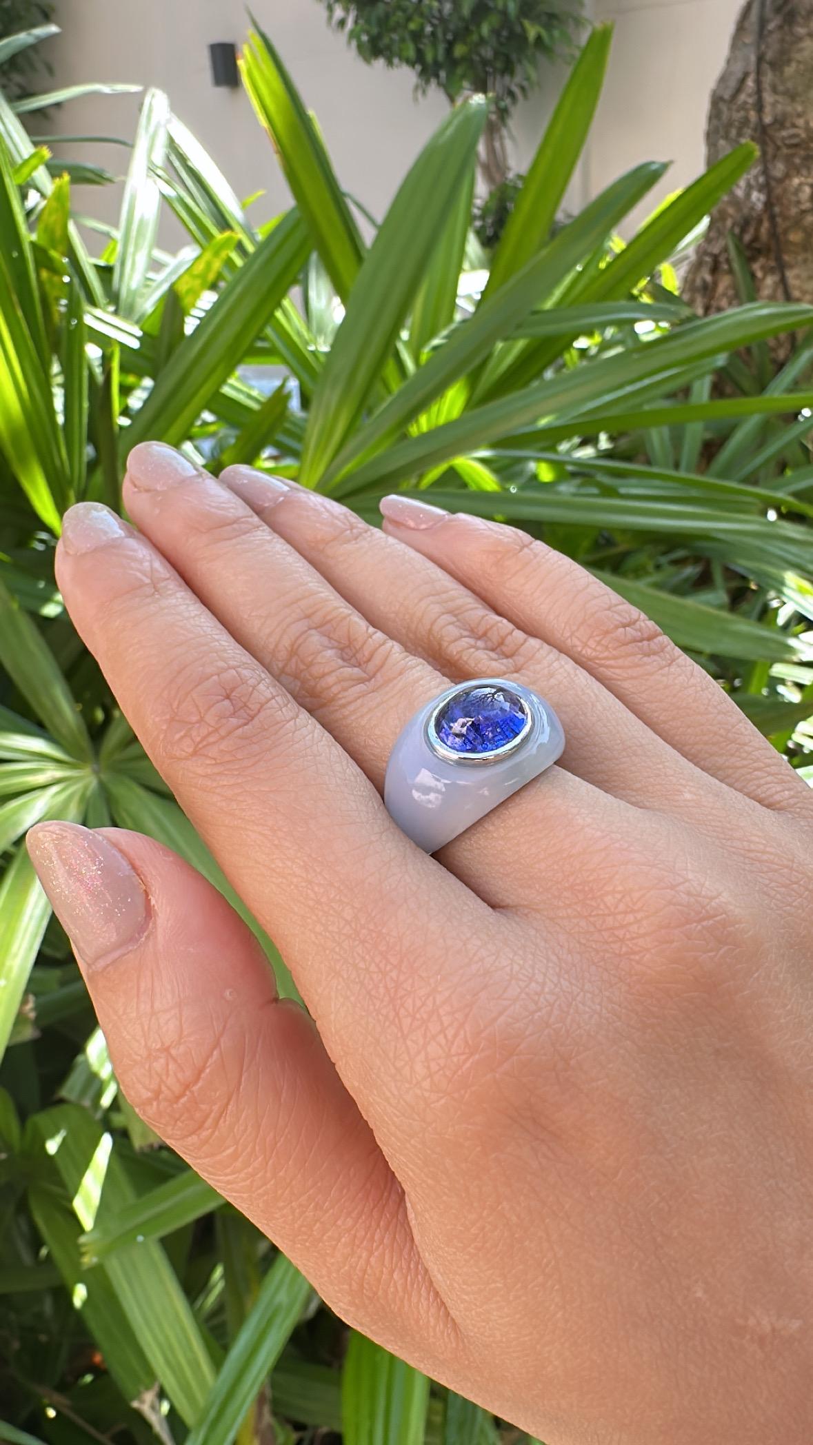 Set in 18K Gold, 4.66 carats Tanzanite Cabochon & Chalcedony Dome Cocktail Ring 4