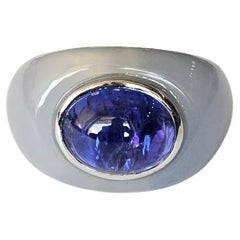 Bague cocktail en or 18 carats, cabochon de tanzanite de 4,66 carats et dôme en calcédoine