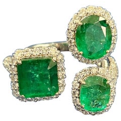 Bague à trois pierres, émeraude naturelle de Zambie de 4,69 carats sertie en or 18 carats