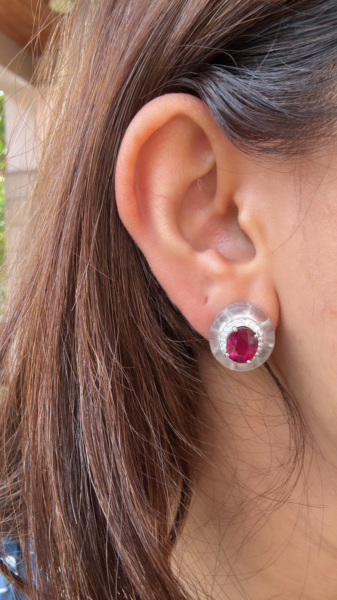 Splendidi e bellissimi, in stile moderno, orecchini con rubellite e cristallo di rocca in oro bianco 18 carati e diamanti naturali. Il peso delle rubeliti di forma ovale è di 4,71 carati. Il peso del cristallo è di 6,31 carati. Il peso dei diamanti