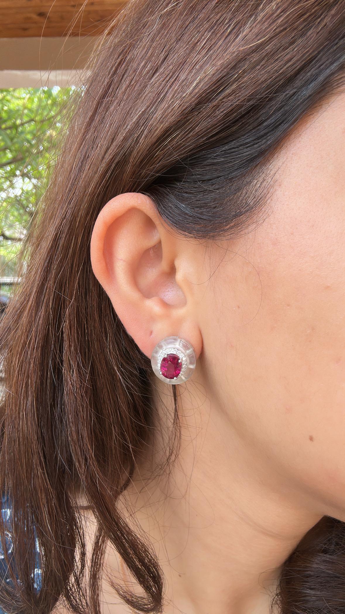 Orecchini con rubellite, cristallo di rocca e diamanti, 4,71 carati, incastonati in oro 18 carati In condizioni Nuovo in vendita a Hong Kong, HK
