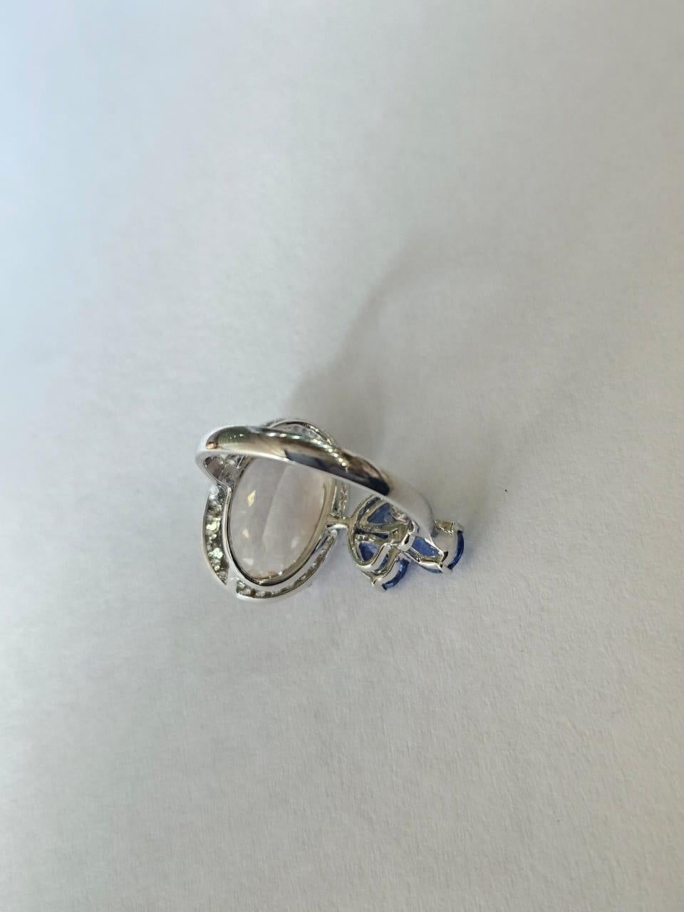 Moderne Bague de cocktail en or 18 carats, Morganite, saphirs bleus et diamants, 4,78 carats en vente