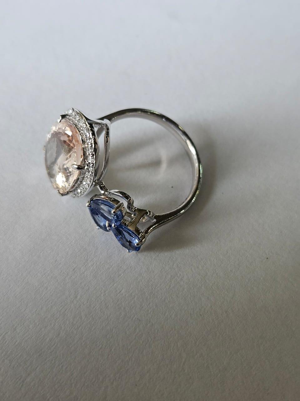 Taille ovale Bague de cocktail en or 18 carats, Morganite, saphirs bleus et diamants, 4,78 carats en vente