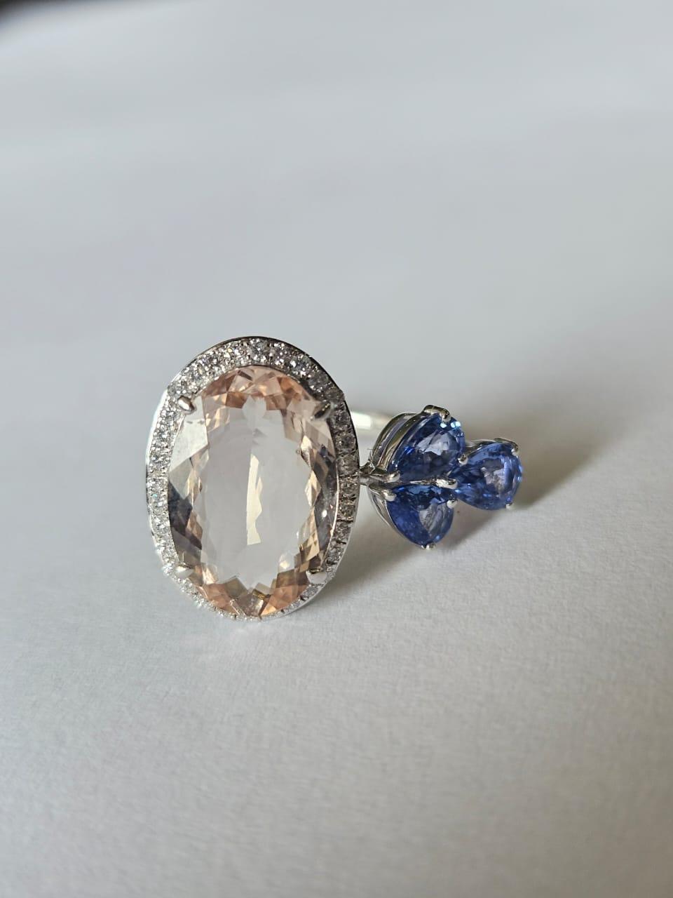 Bague de cocktail en or 18 carats, Morganite, saphirs bleus et diamants, 4,78 carats Unisexe en vente