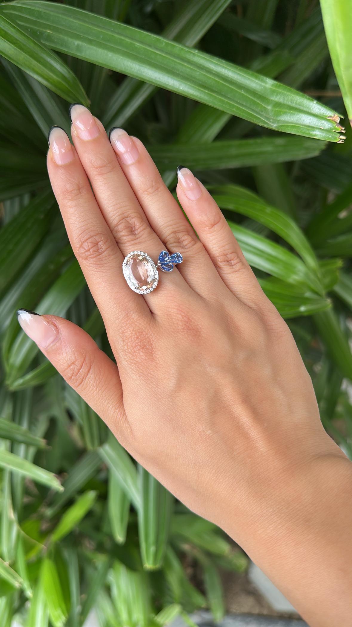 Bague de cocktail en or 18 carats, Morganite, saphirs bleus et diamants, 4,78 carats en vente 1