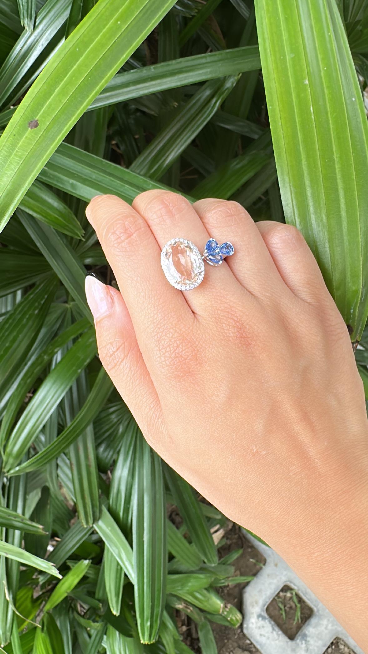 Bague de cocktail en or 18 carats, Morganite, saphirs bleus et diamants, 4,78 carats en vente 2