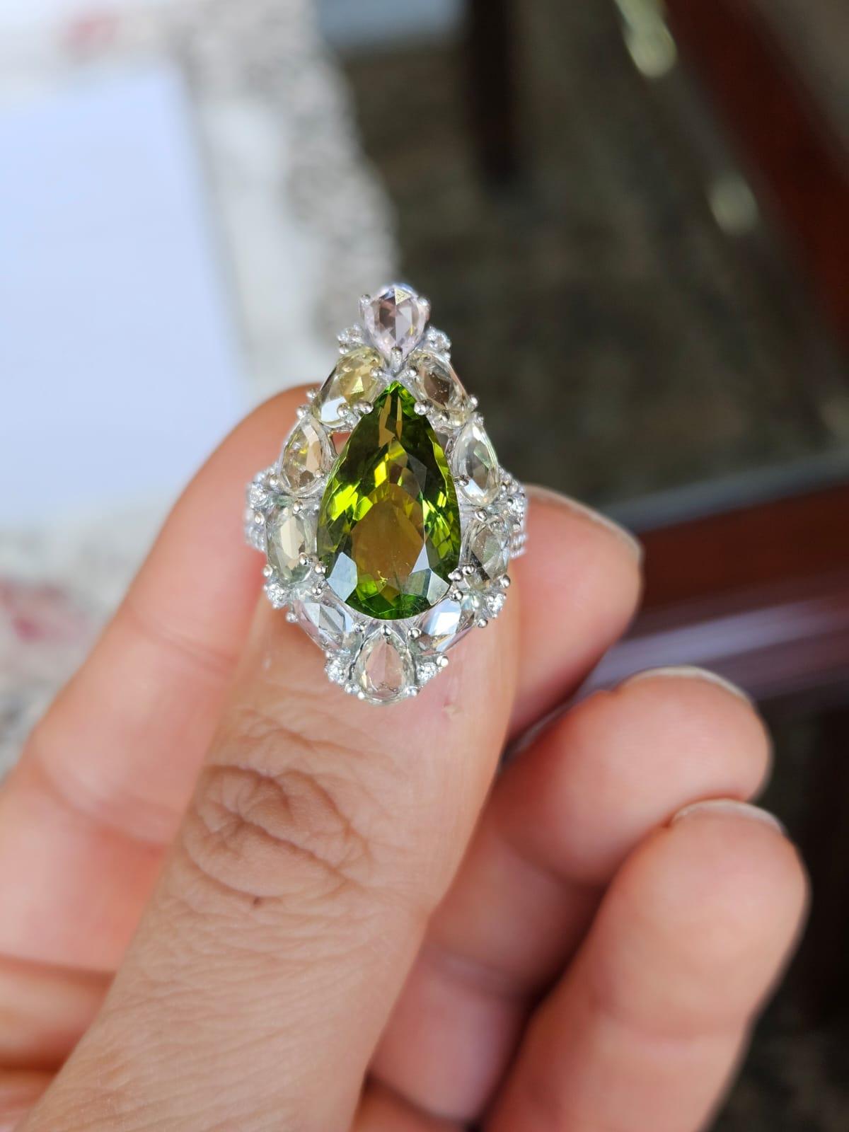 Un bellissimo anello di fidanzamento da cocktail con tormalina e zaffiri bianchi in oro bianco 18 carati e diamanti naturali. Il peso della tormalina a forma di pera è di 4,81 carati. Il peso degli zaffiri bianchi è di 3,56 carati. Il peso dei